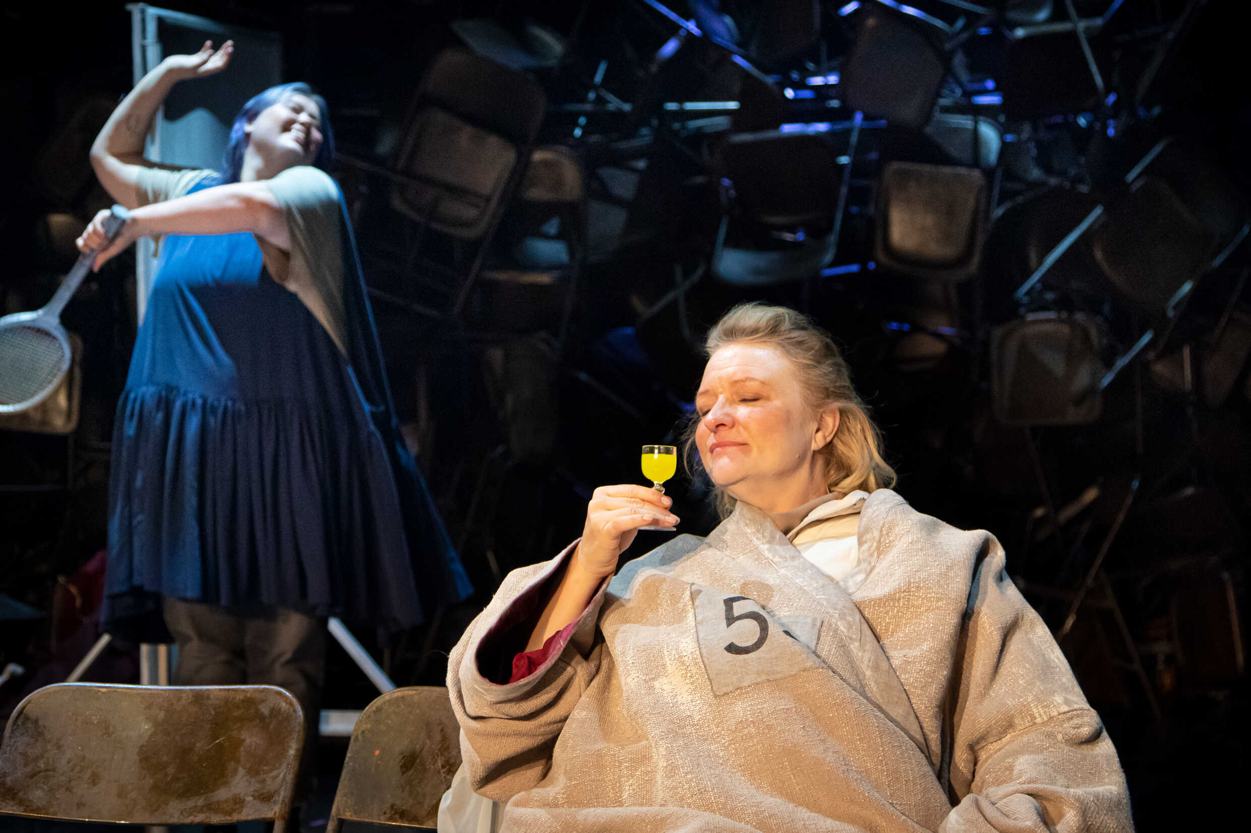 Thora Möller Jensen och Anna Takanen i Temps mort. Urpremiär 16 december på Klarascenen, Kulturhuset Stadsteatern.