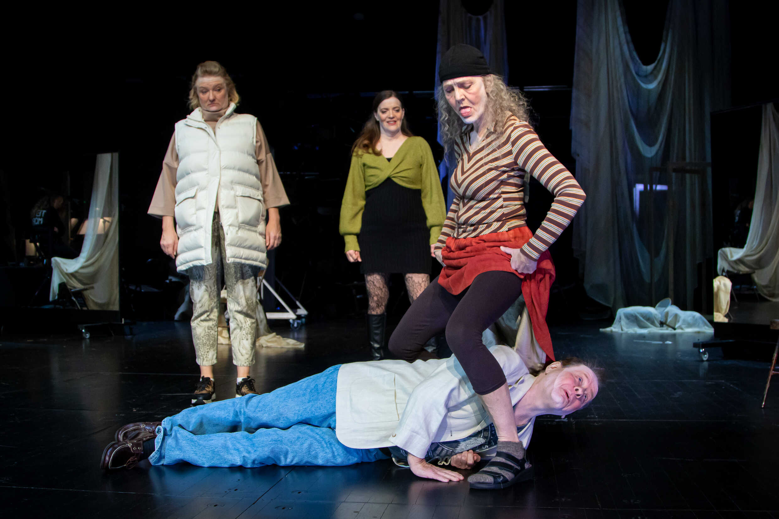 Anna Takanen, Cilla Thorell, Ann Petrén och Per Sandberg (liggande) i Temps mort. Urpremiär 16 december på Klarascenen, Kulturhuset Stadsteatern.