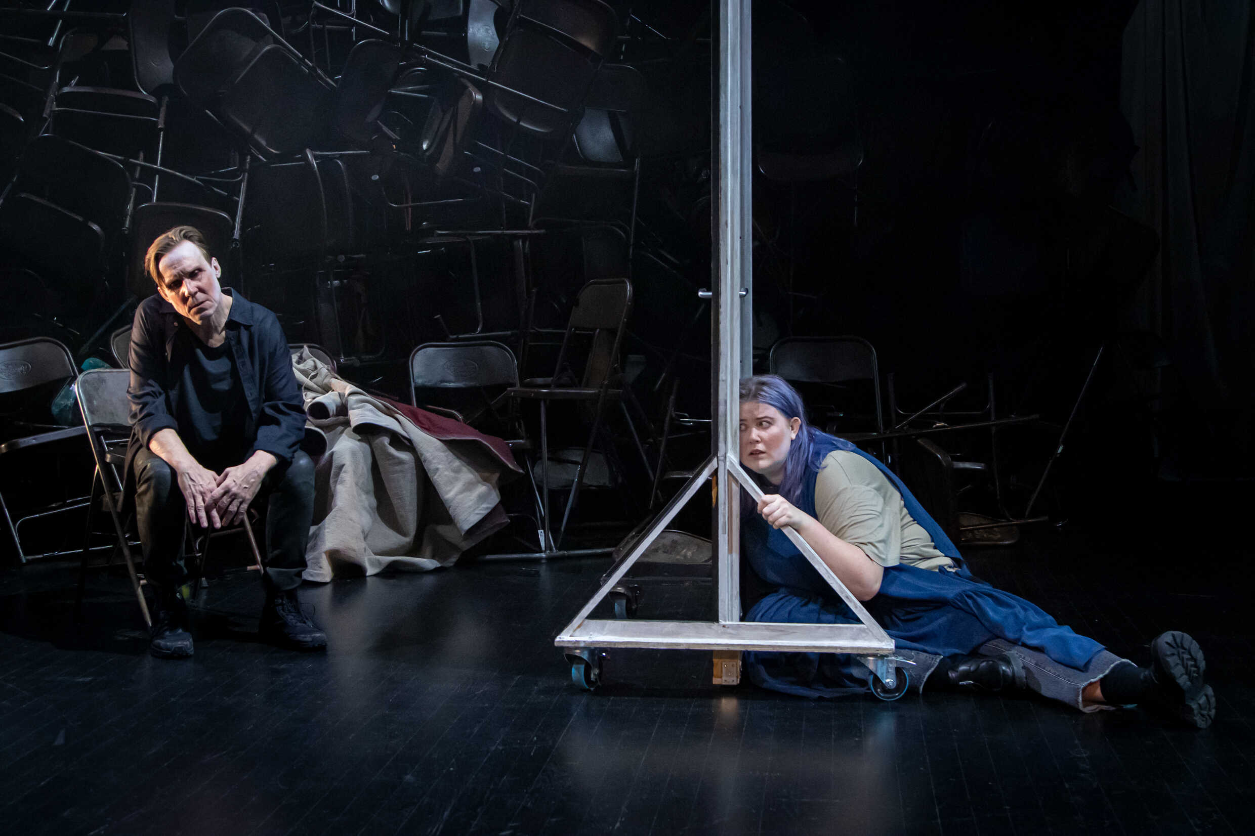 Simon Norrthon och Thora Möller Jensen i Temps mort. Urpremiär 16 december på Klarascenen, Kulturhuset Stadsteatern.