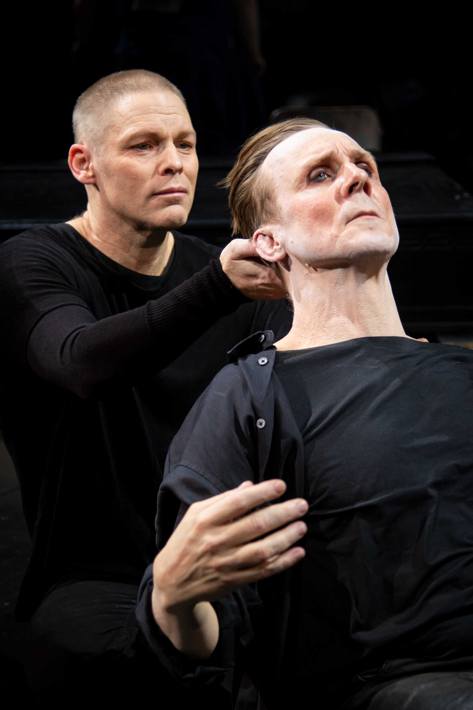 Rasmus Ã–lme och Simon Norrthon i Temps mort. UrpremiÃ¤r 16 december pÃ¥ Klarascenen, Kulturhuset Stadsteatern.