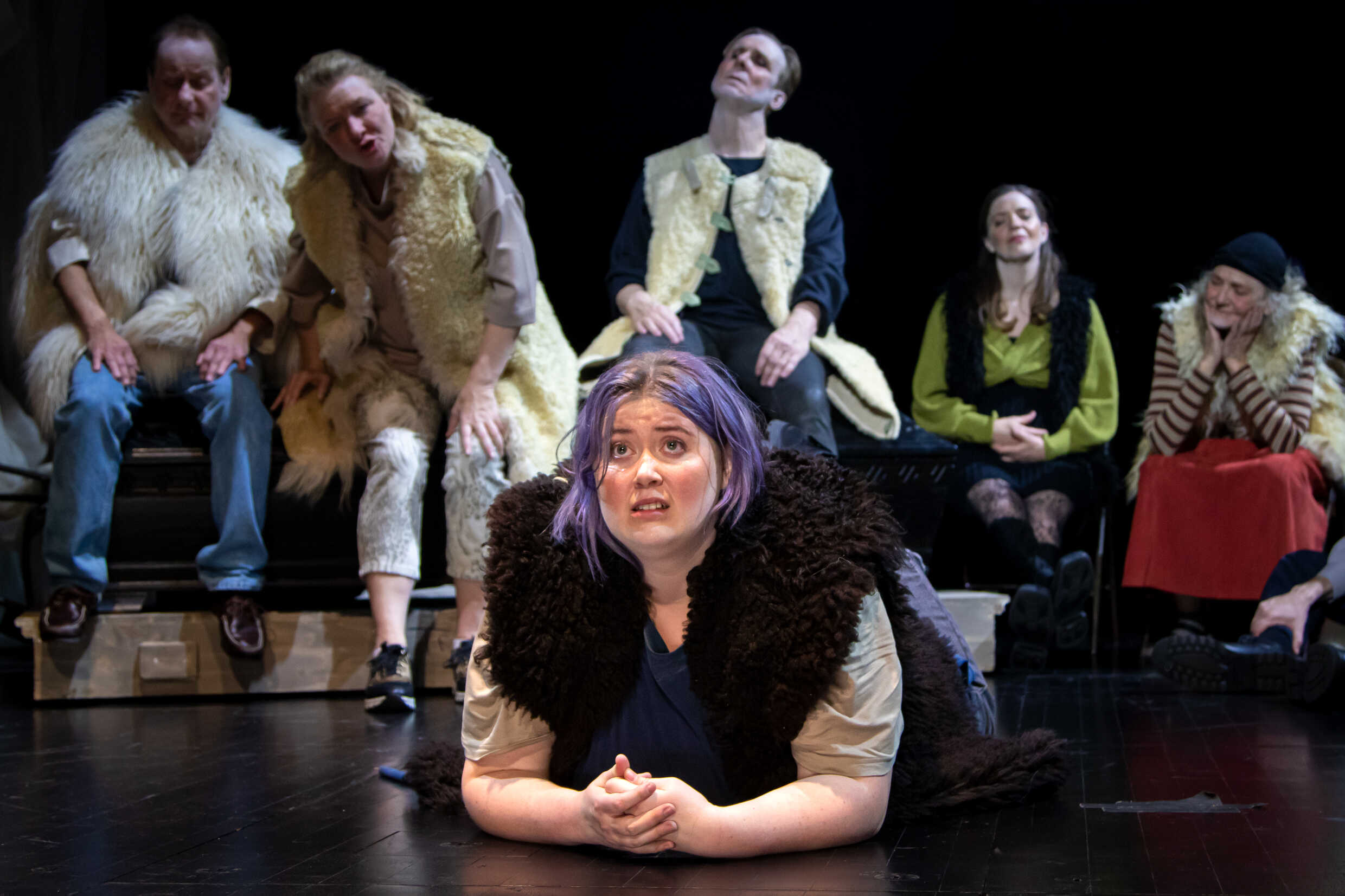 Per Sander, Anna Takanen, Simon Norrthon, Cilla Thorell, Ann Petrén och Thora Möller Jensen (längst fram) i Temps mort. Urpremiär 16 december på Klarascenen, Kulturhuset Stadsteatern.