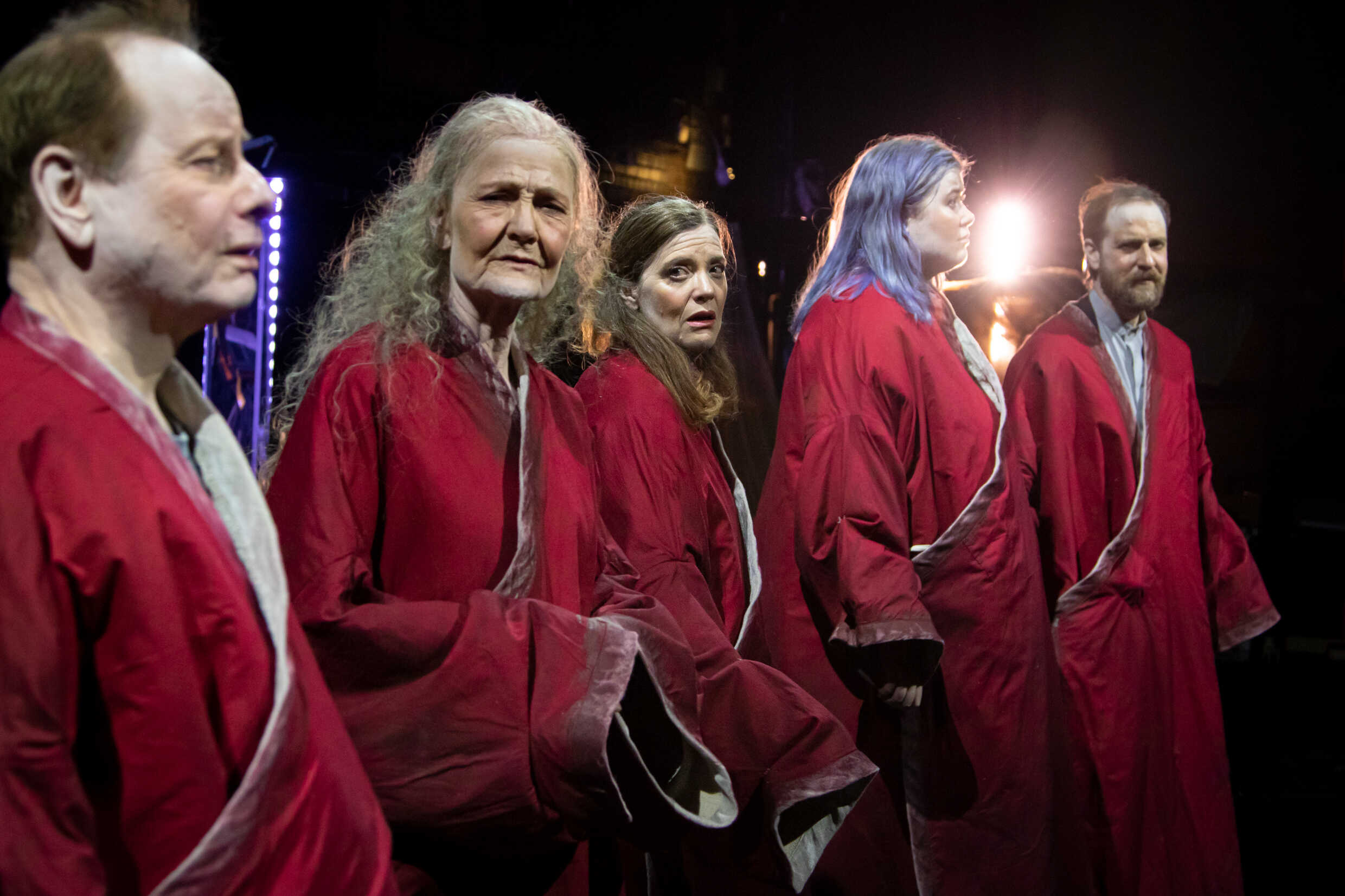 Per Sandberg, Ann Petrén, Cilla Thorell, Thora Möller Jensen och Andreas Kundler i Temps mort. Urpremiär 16 december på Klarascenen, Kulturhuset Stadsteatern.