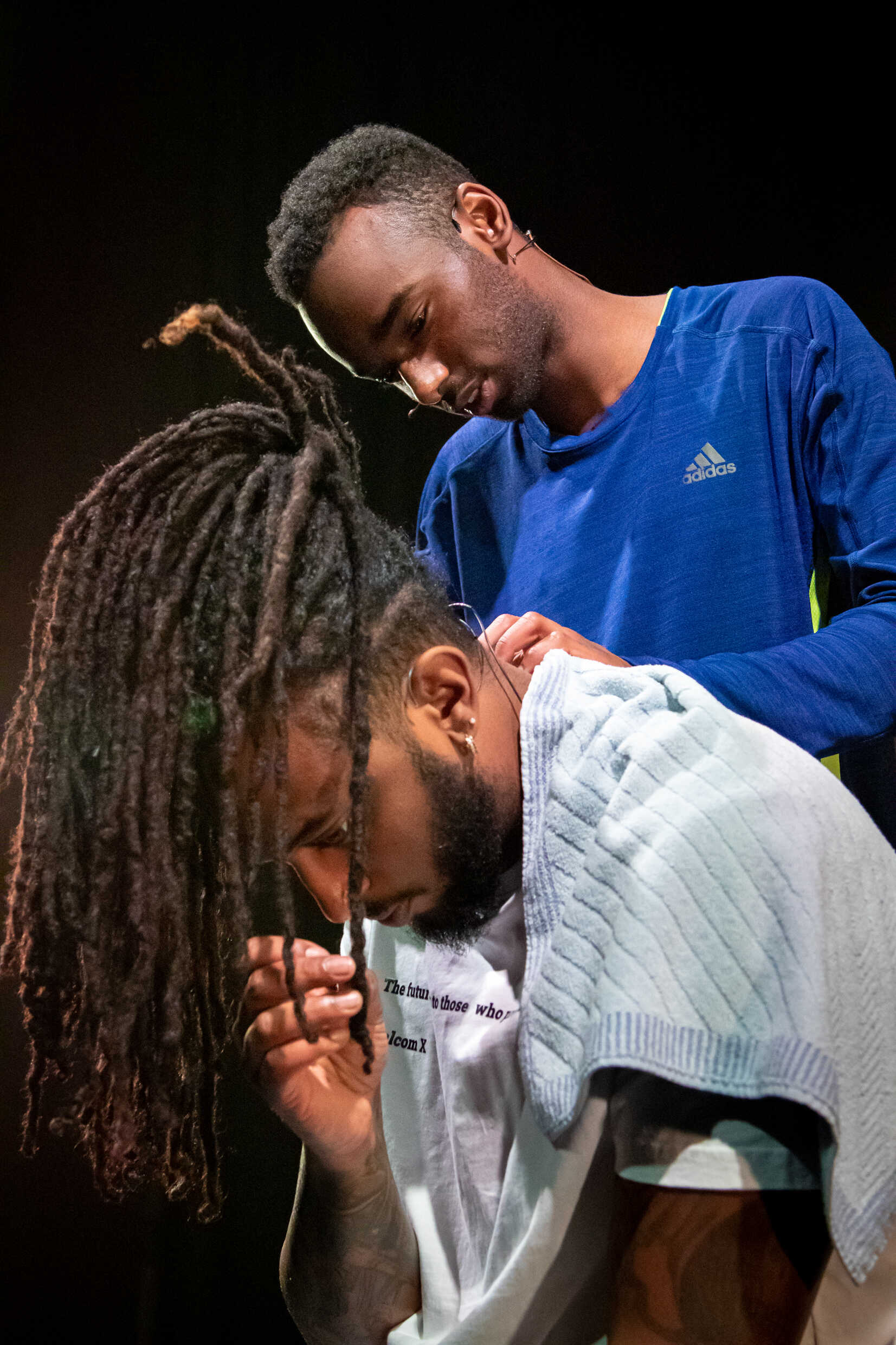 Sharmarke Elmi och Ahmed Berhan i 8 kvadrat på Kulturhuset Stadsteatern Husby