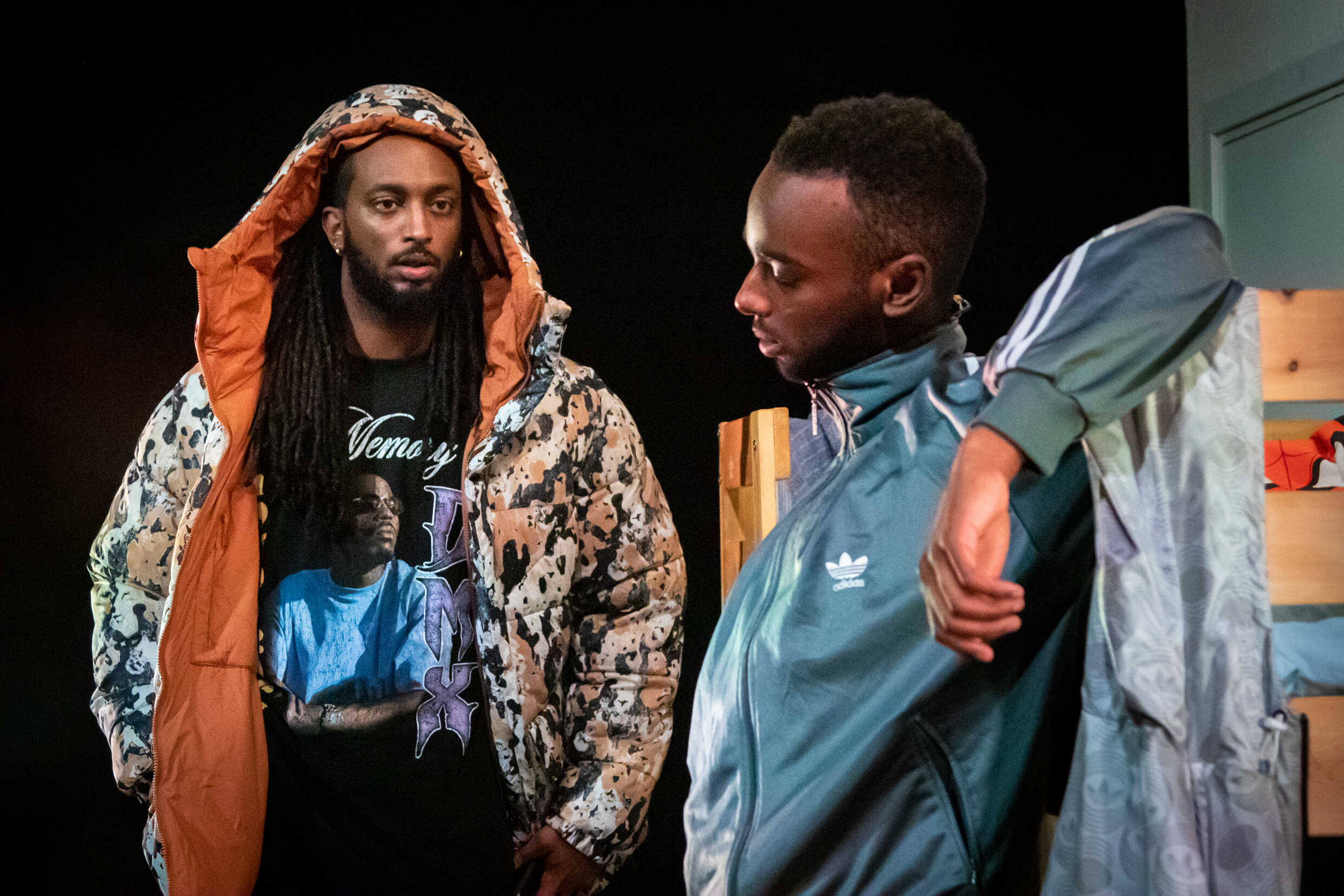Ahmed Berhan och Sharmarke Elmi i 8 kvadrat på Kulturhuset Stadsteatern Husby