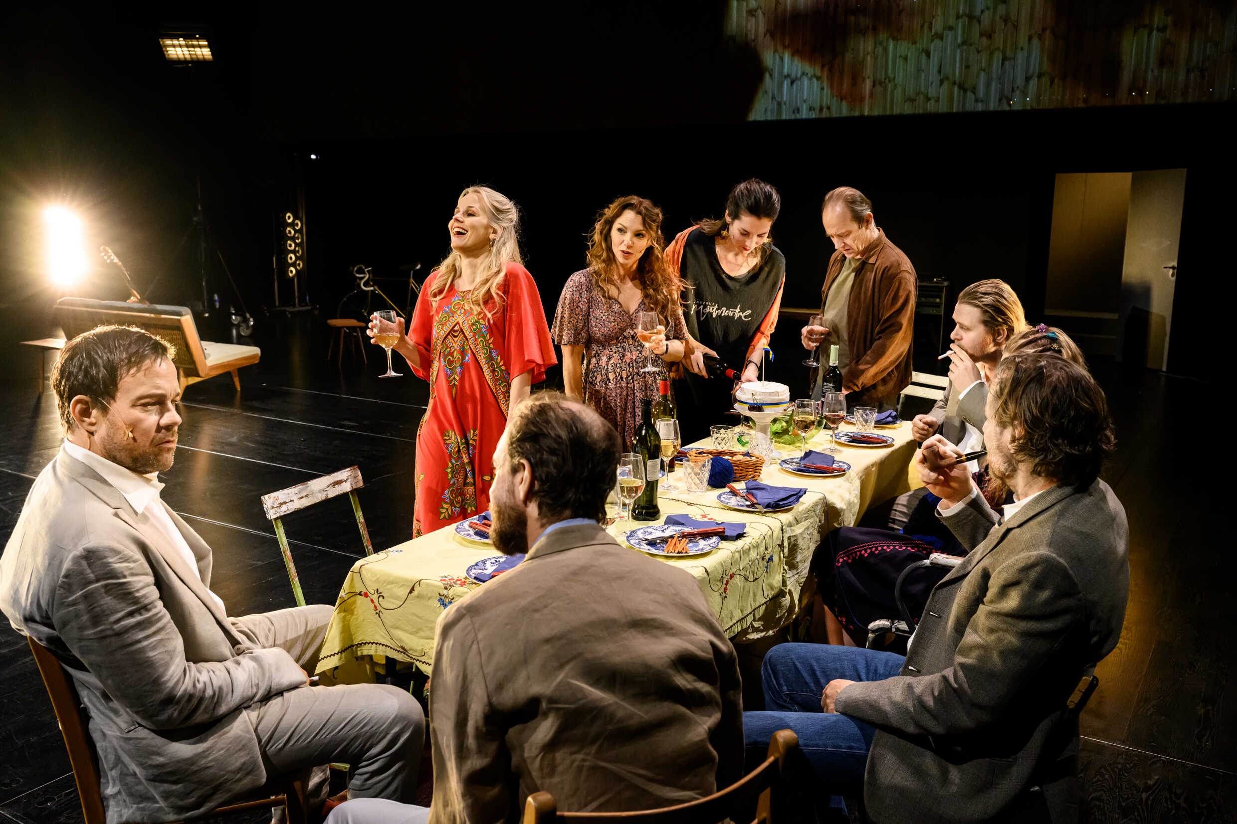 Delar av ensemblen i Tiden är vårt hem, nypremiär 3 mars på Stora scenen, Kulturhuset Stadsteatern