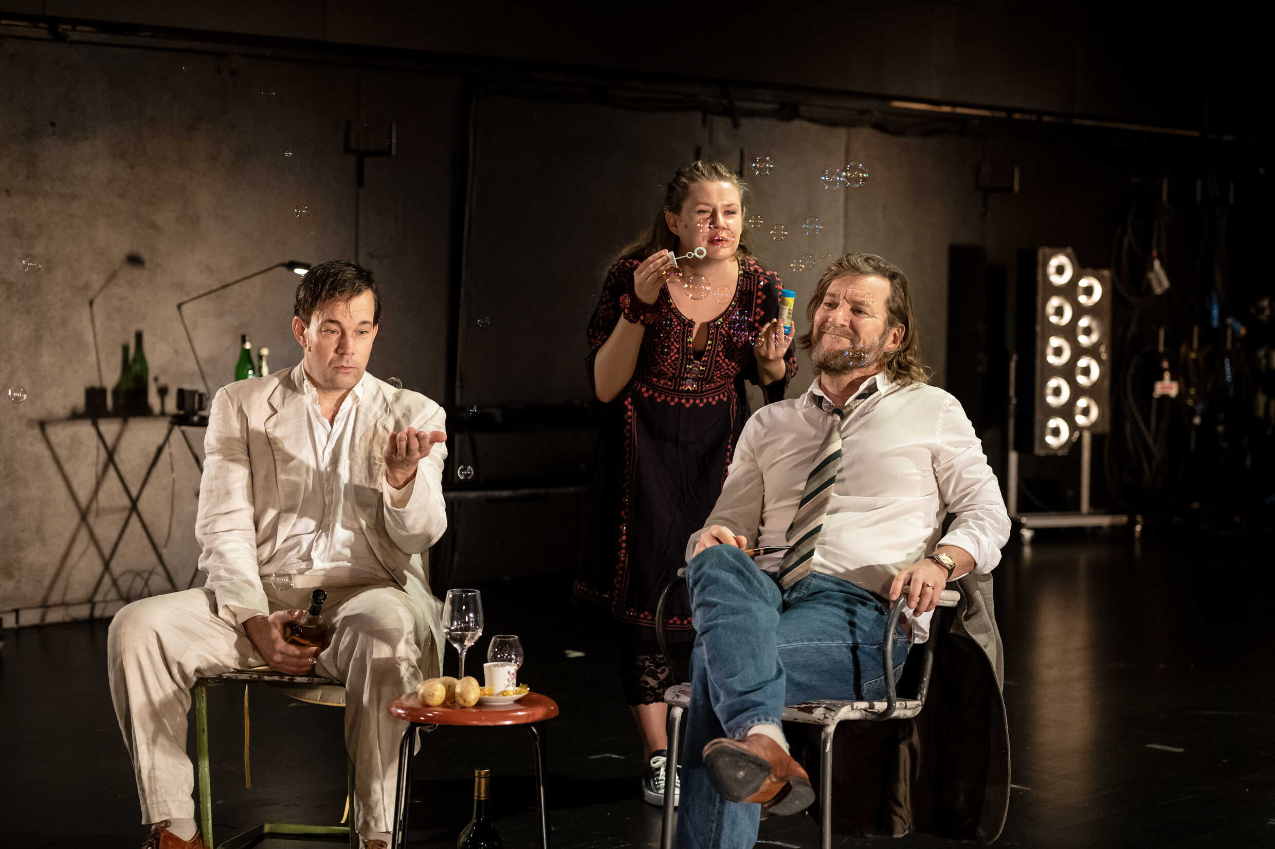 Johannes Kuhnke, Natalie Minnevik och Magnus Krepper i Tiden är vårt hem, nypremiär 3 mars på Stora scenen, Kulturhuset Stadsteatern