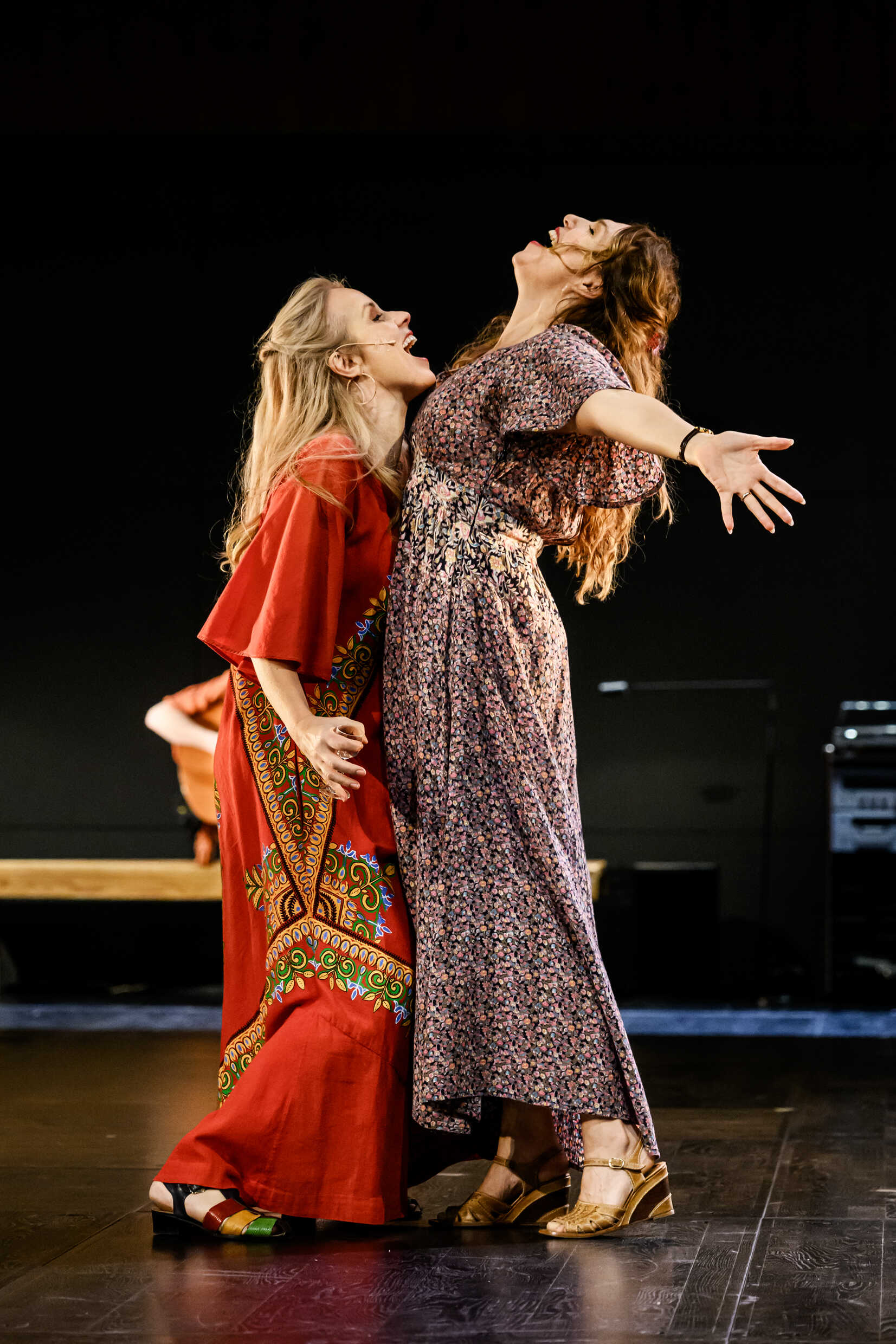Helena af Sandeberg och Sofia Ledarp  i Tiden är vårt hem, nypremiär 3 mars på Stora scenen, Kulturhuset Stadsteatern