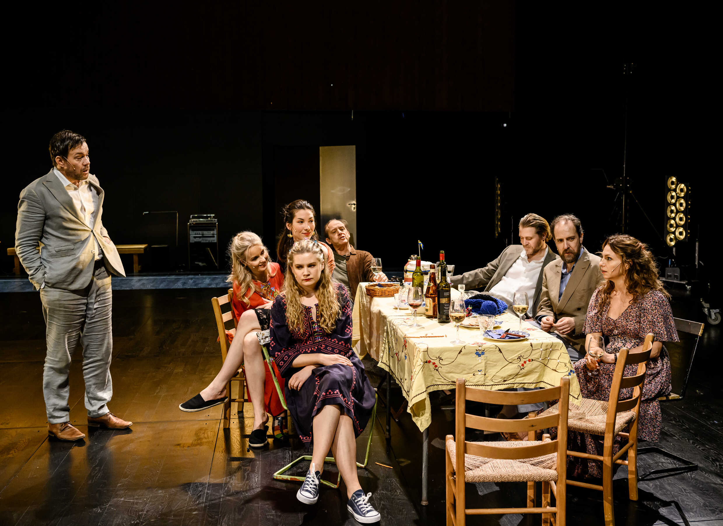 Delar av ensemblen  i Tiden är vårt hem, nypremiär 3 mars på Stora scenen, Kulturhuset Stadsteatern