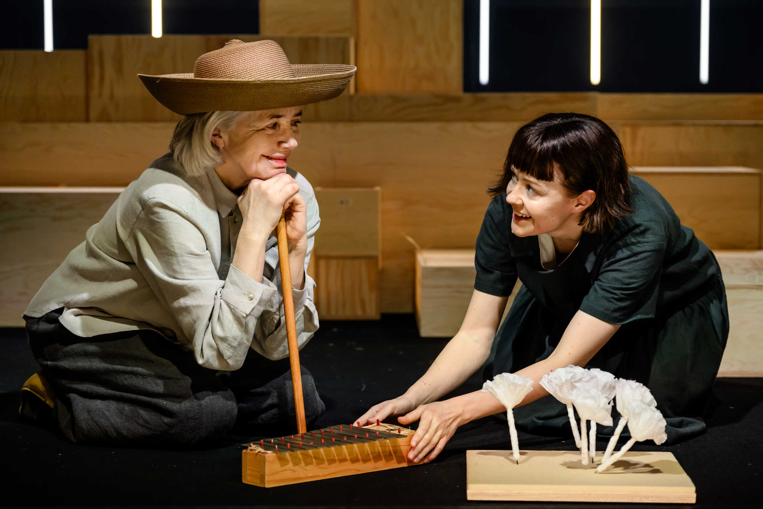 Marika Lagercrantz och Matilda Ragnerstam  i Sommarboken av Tove Jansson, Sverigepremiär 4 mars på Lilla scenen, Kulturhuset Stadsteatern