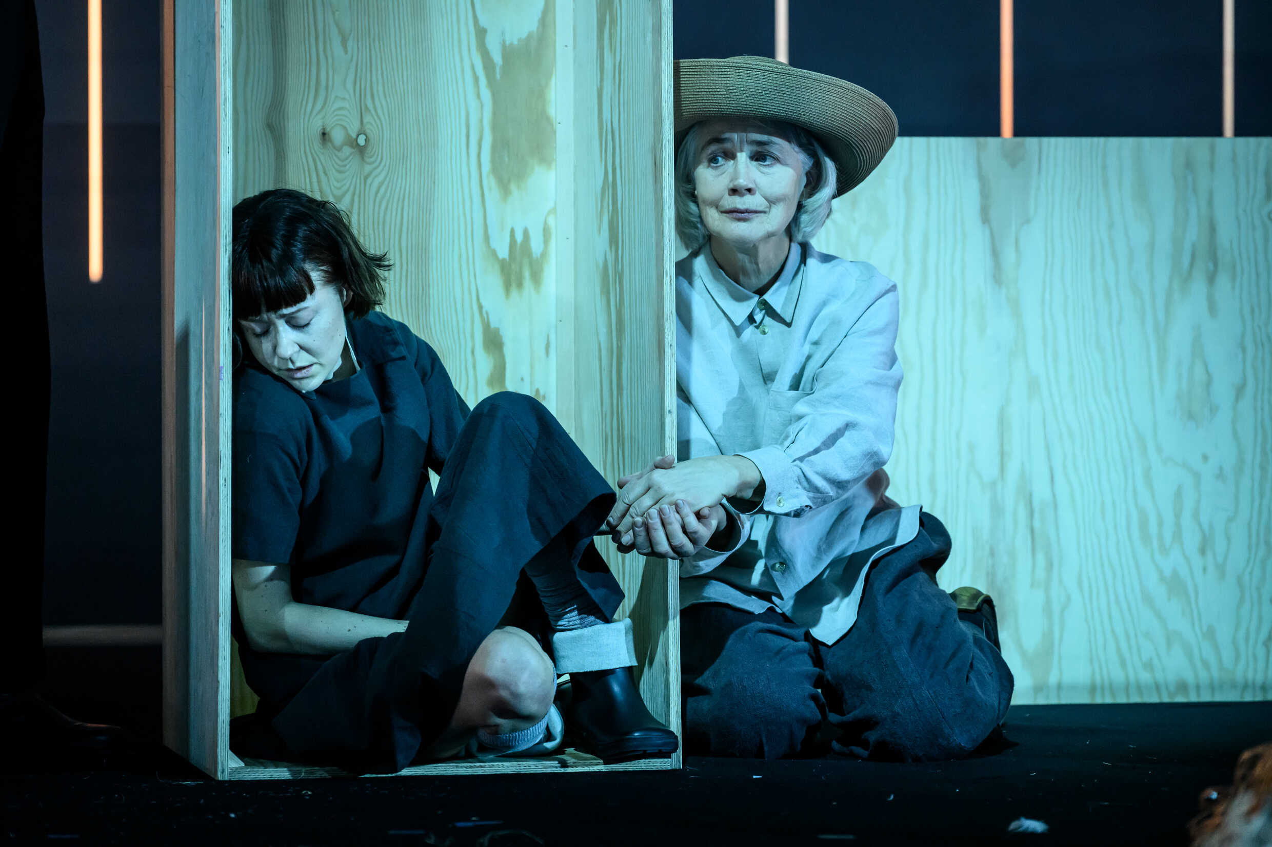 Matilda Ragnerstam och Marika Lagercrantz i Sommarboken av Tove Jansson, Sverigepremiär 4 mars på Lilla scenen, Kulturhuset Stadsteatern