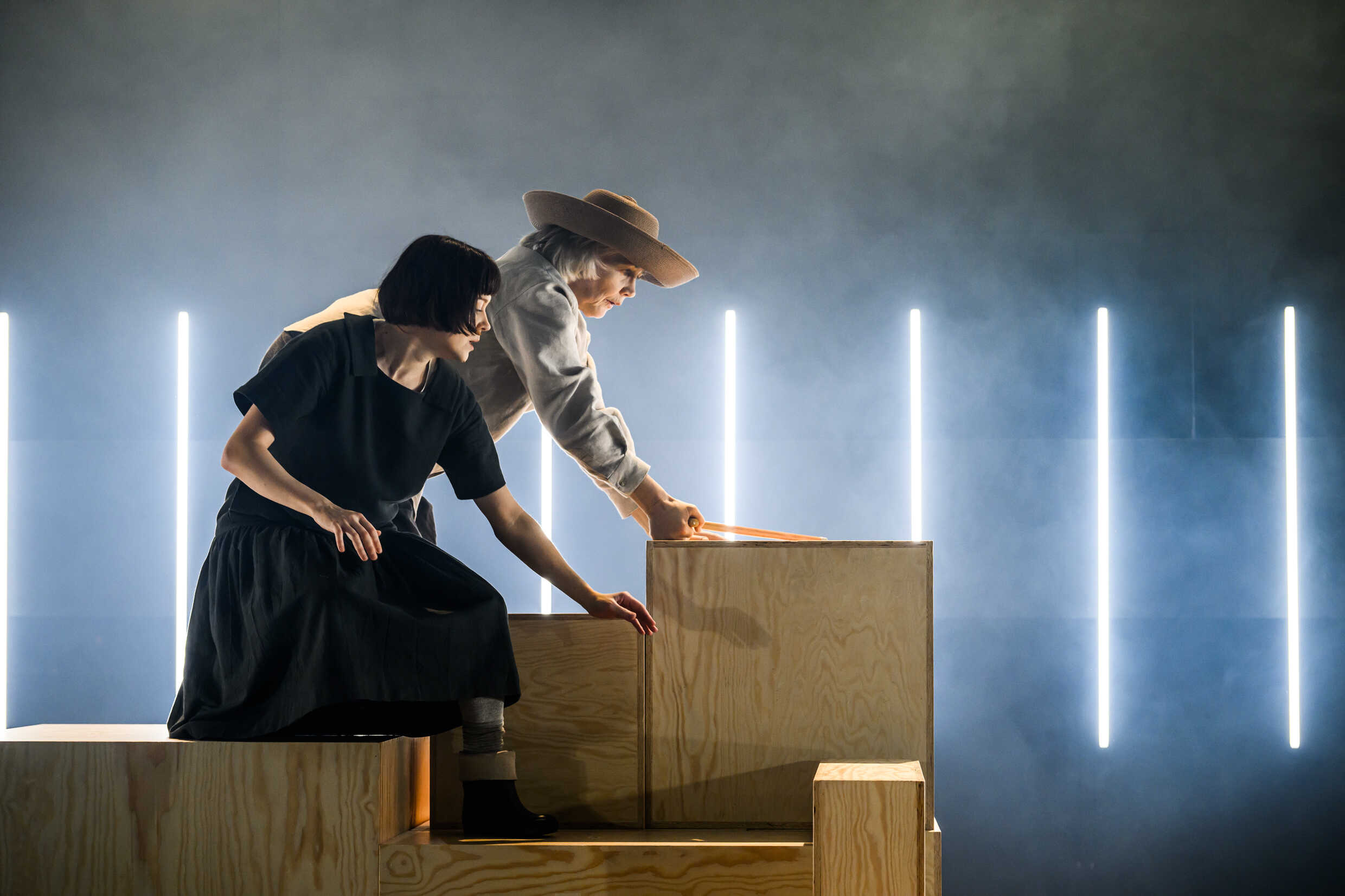 Matilda Ragnerstam och Marika Lagercrantz i Sommarboken av Tove Jansson, Sverigepremiär 4 mars på Lilla scenen, Kulturhuset Stadsteatern