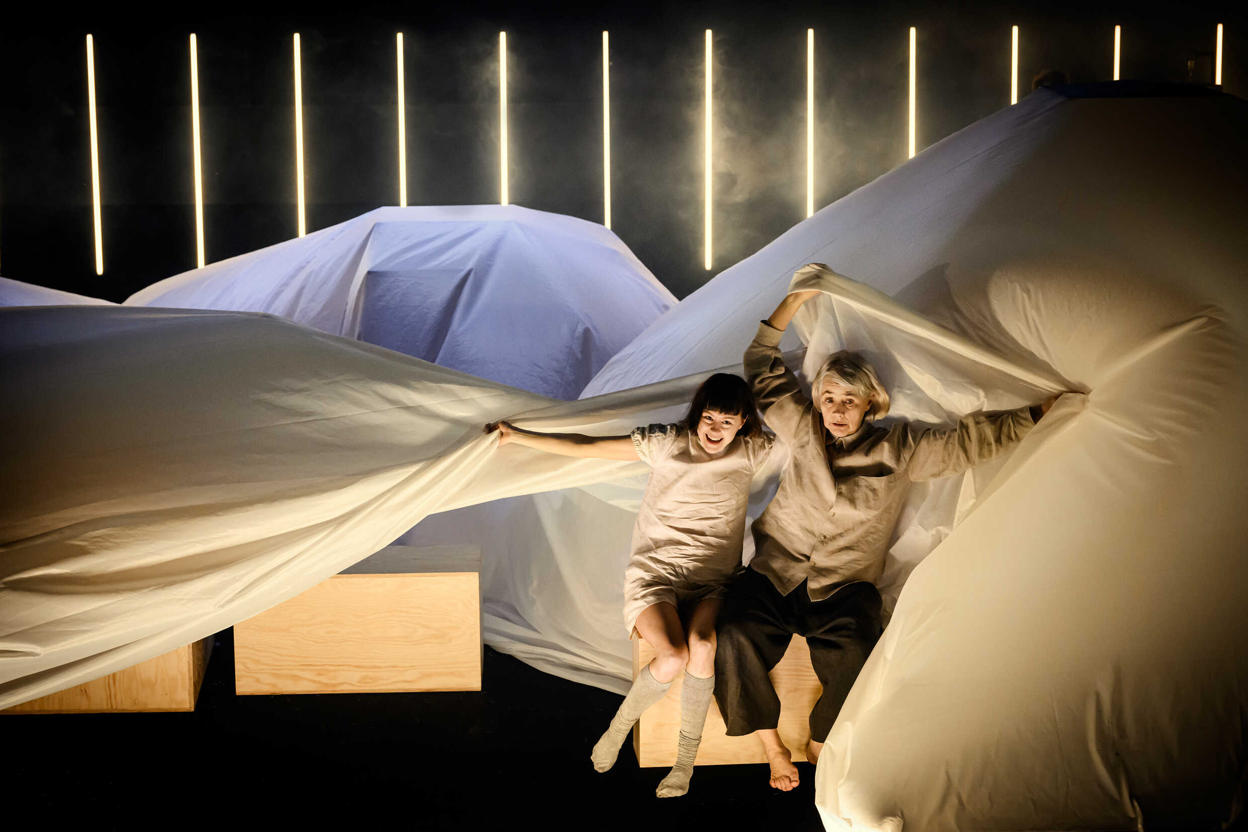 Matilda Ragnerstam och Marika Lagercrantz i Sommarboken av Tove Jansson, Sverigepremiär 4 mars på Lilla scenen, Kulturhuset Stadsteatern