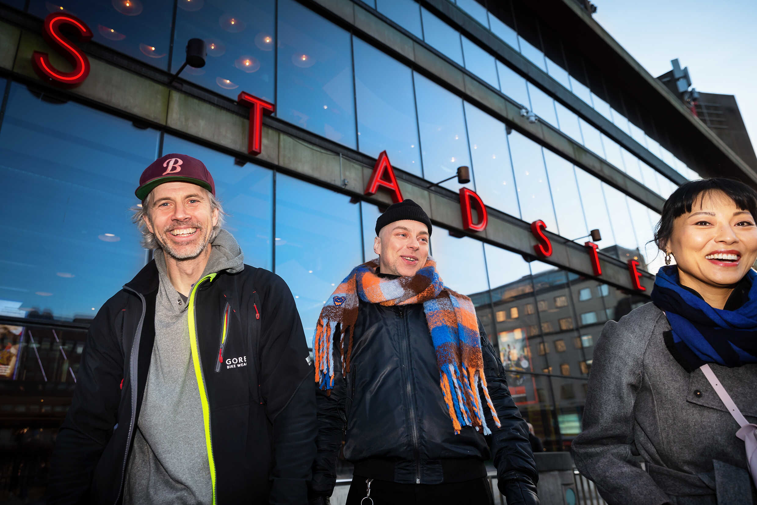 Fredrik Benke Rydman (regissör och koreograf), Robert Fux samt Lisette T Pagler i Matilda The Musical. Premiär 1 december 2023 på Stora scenen, Kulturhuset Stadsteatern.