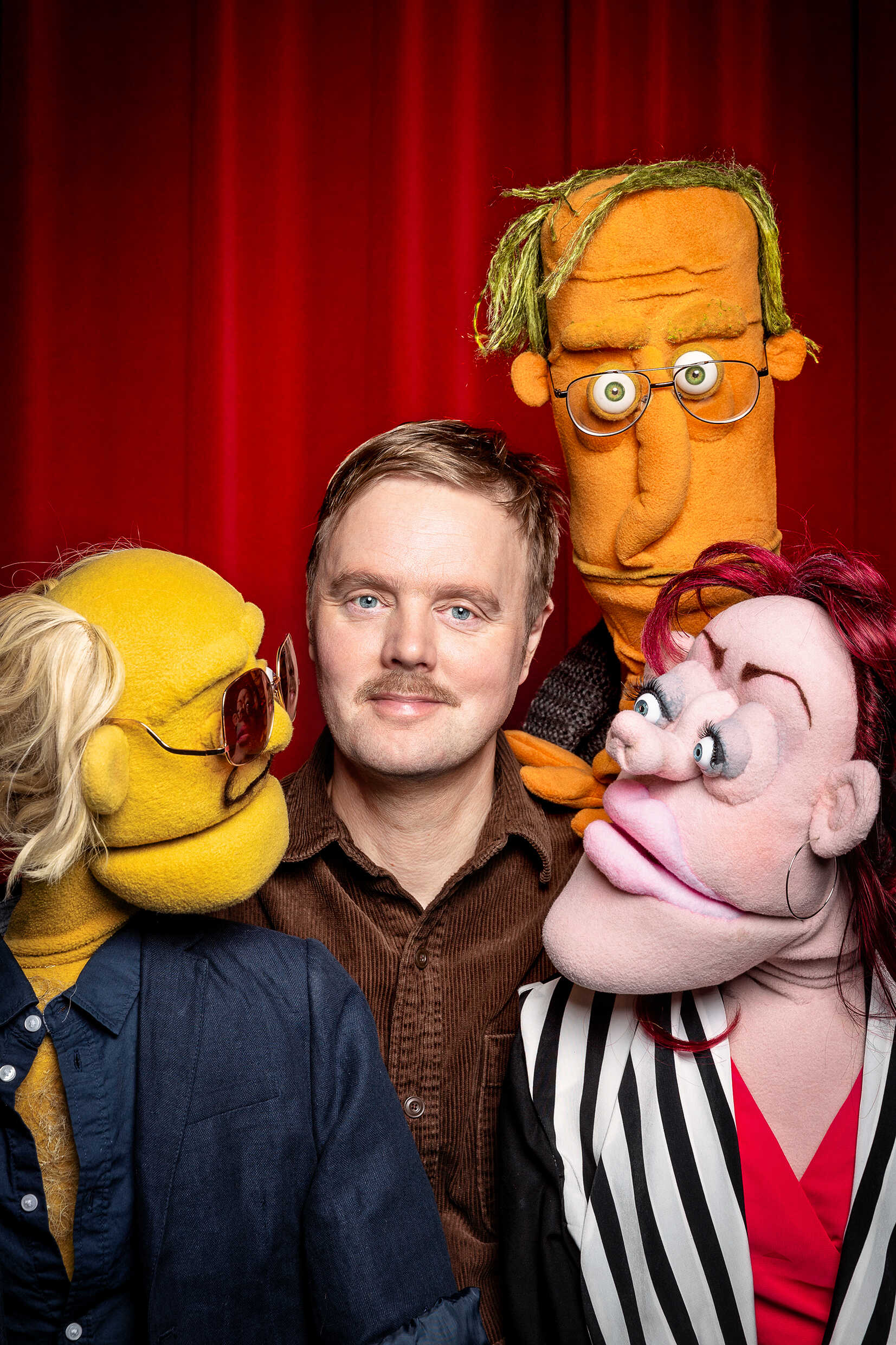 Komikern och dockspelaren Björn Carlberg med dockor.