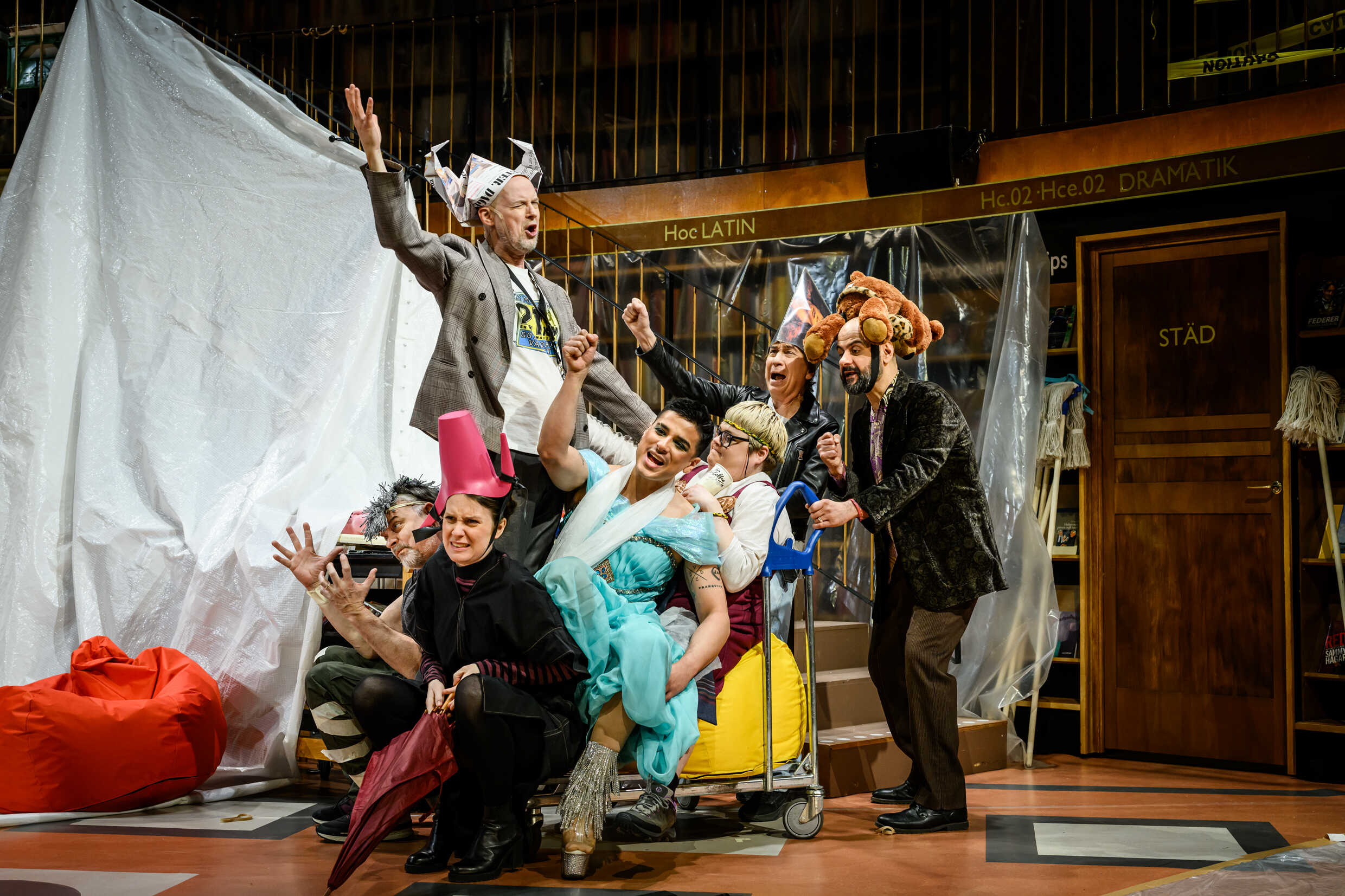 Delar av ensemblen i Röde Orm. Premiär 14 april på Stora scenen, Kulturhuset Stadsteatern.