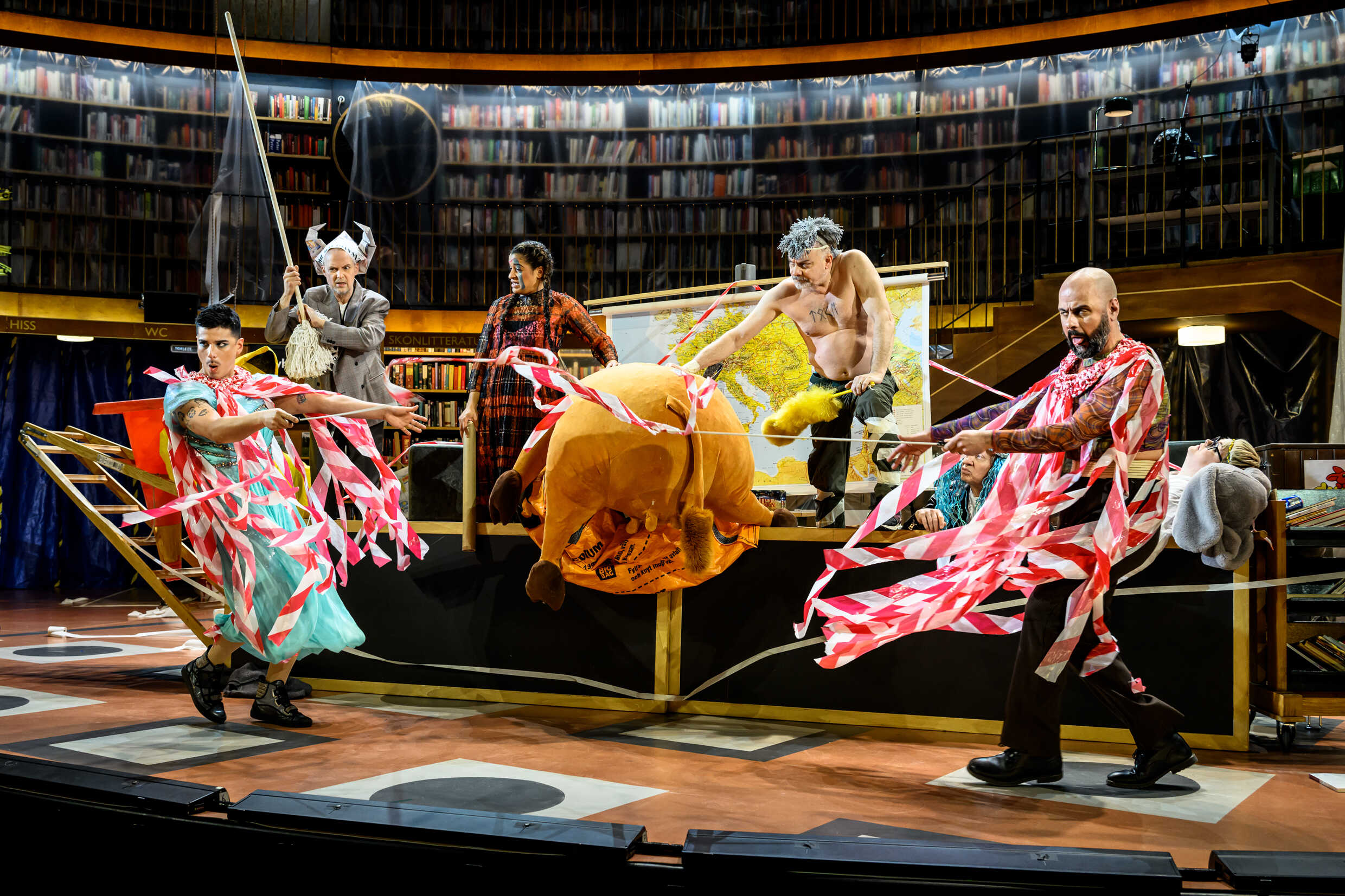 Delar av ensemblen i Röde Orm. Premiär 14 april på Stora scenen, Kulturhuset Stadsteatern.
