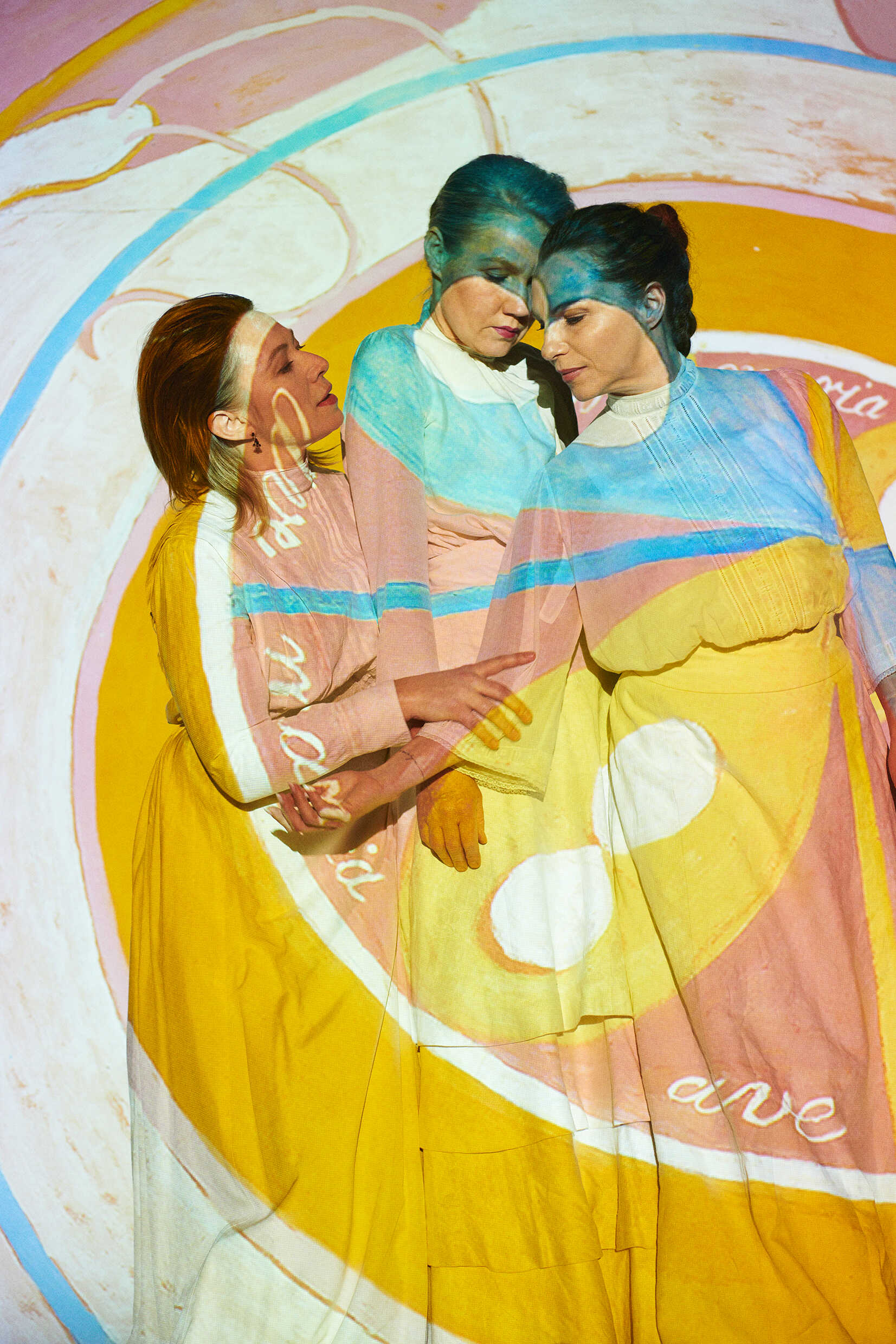Sofia Ledarp, Tova Magnusson, Frida Hallgren i Kretsen - om Hilma af Klint. Urpremiär 9 december på Klarascenen.