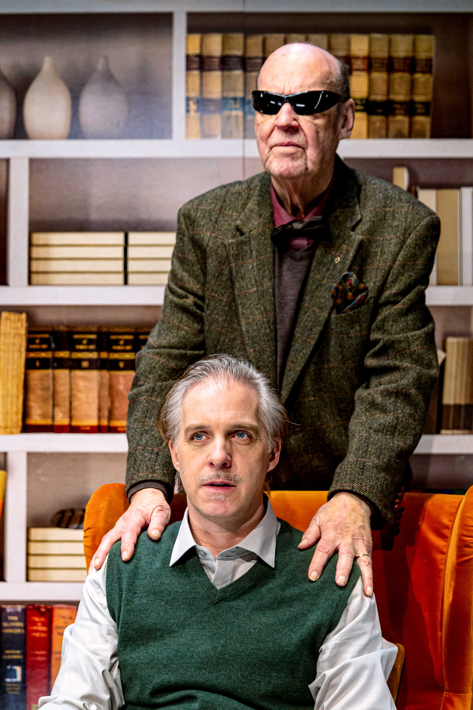 Sten Ljunggren och Fredrik Meyer i Korten på bordet. Nypremiär 5 november på Lilla Scenen.
