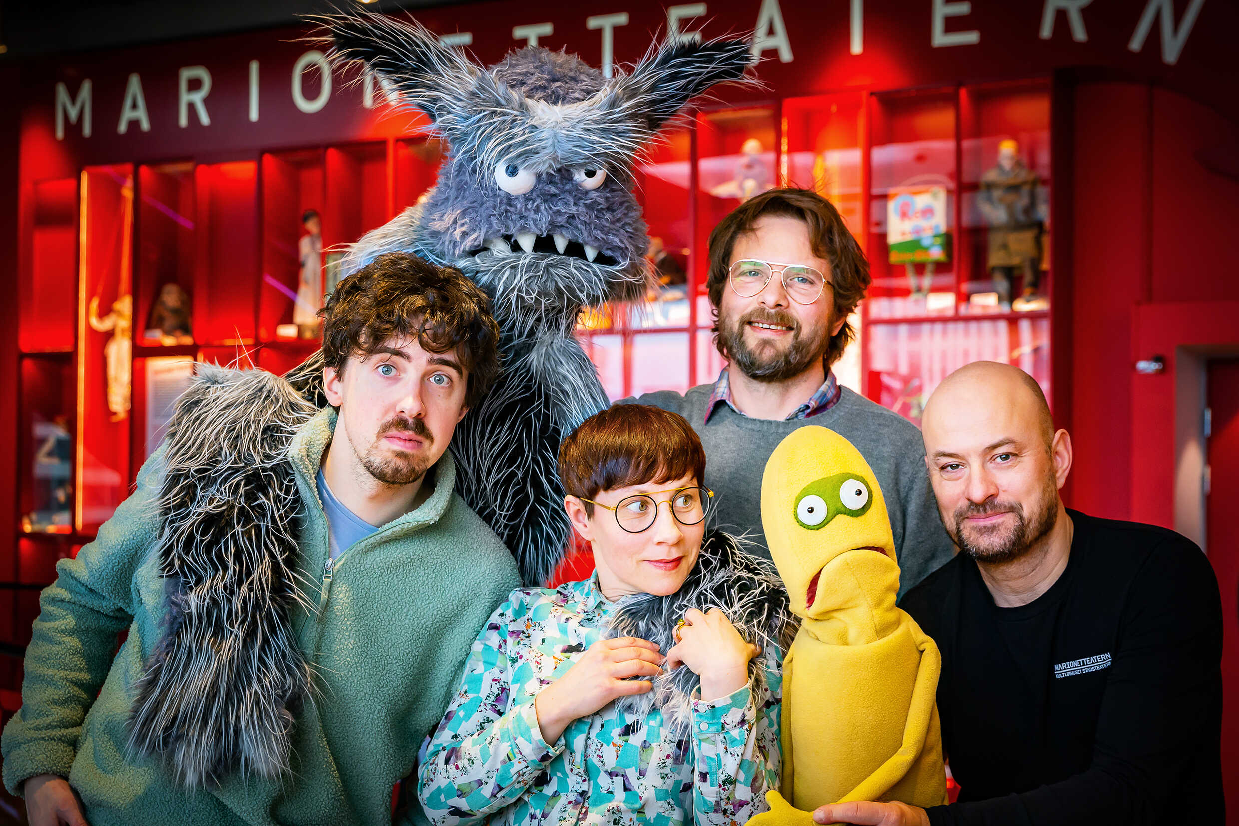 Petter Lennstrand, manus och regi, samt de medverkande Ejke Blomberg, Ida Steén och Magnus Erenius. Större än allt har premiär 15 september på Marionetteatern, Kulturhuset Stadsteatern.