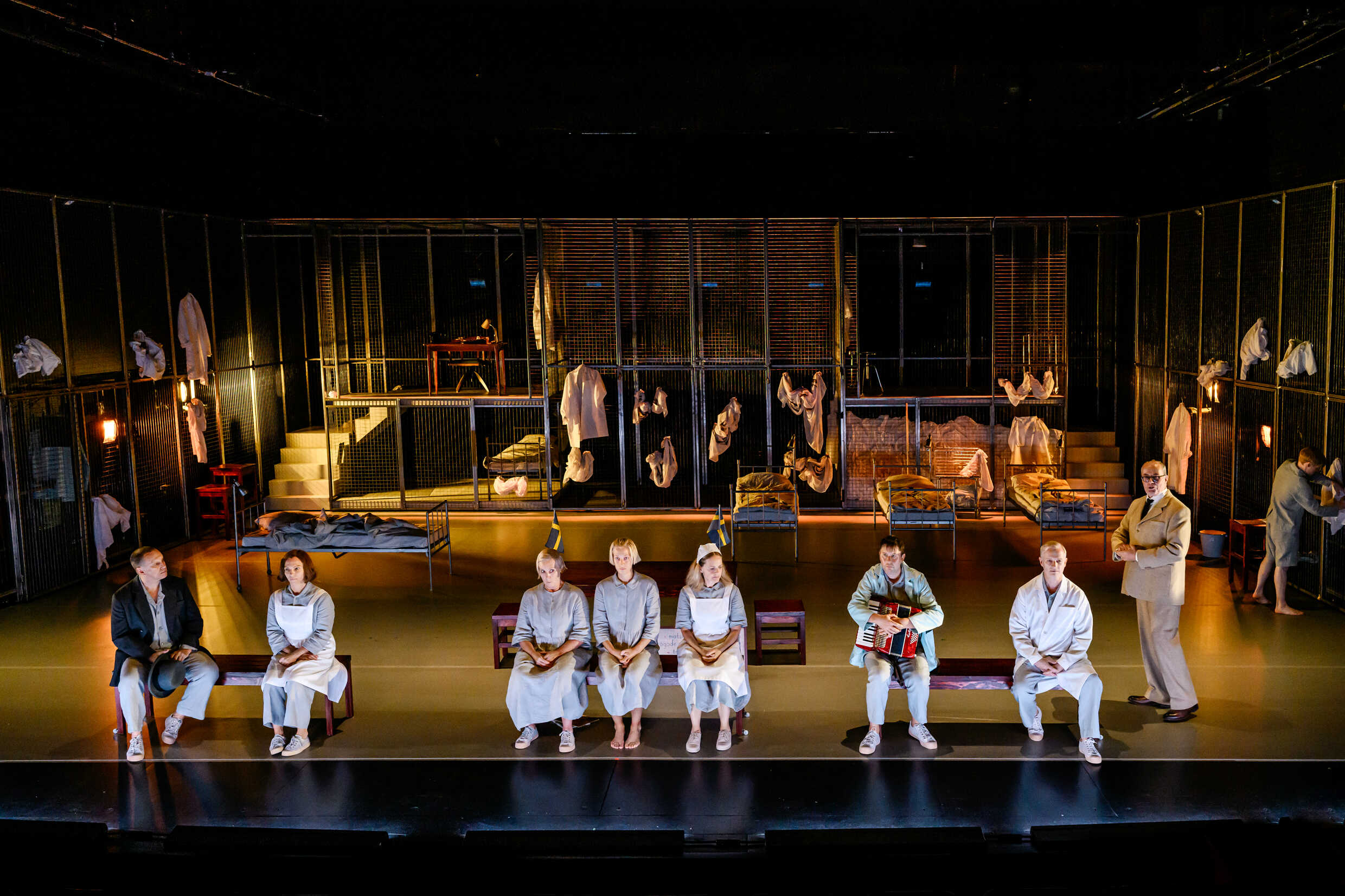 Anders Johannisson, Sofia Papadimitriou Ledarp, Kajsa Reingardt, Karin Li Körsbärsdal, Ann-Sofie Rase, Henrik Johansson, Sven Ahlström, Lennart Jähkel, och Johan Marenius Nordahl i Vipeholm - tiden före framtiden, urpremiär på Kulturhuset Stadsteatern 2 september 2023,