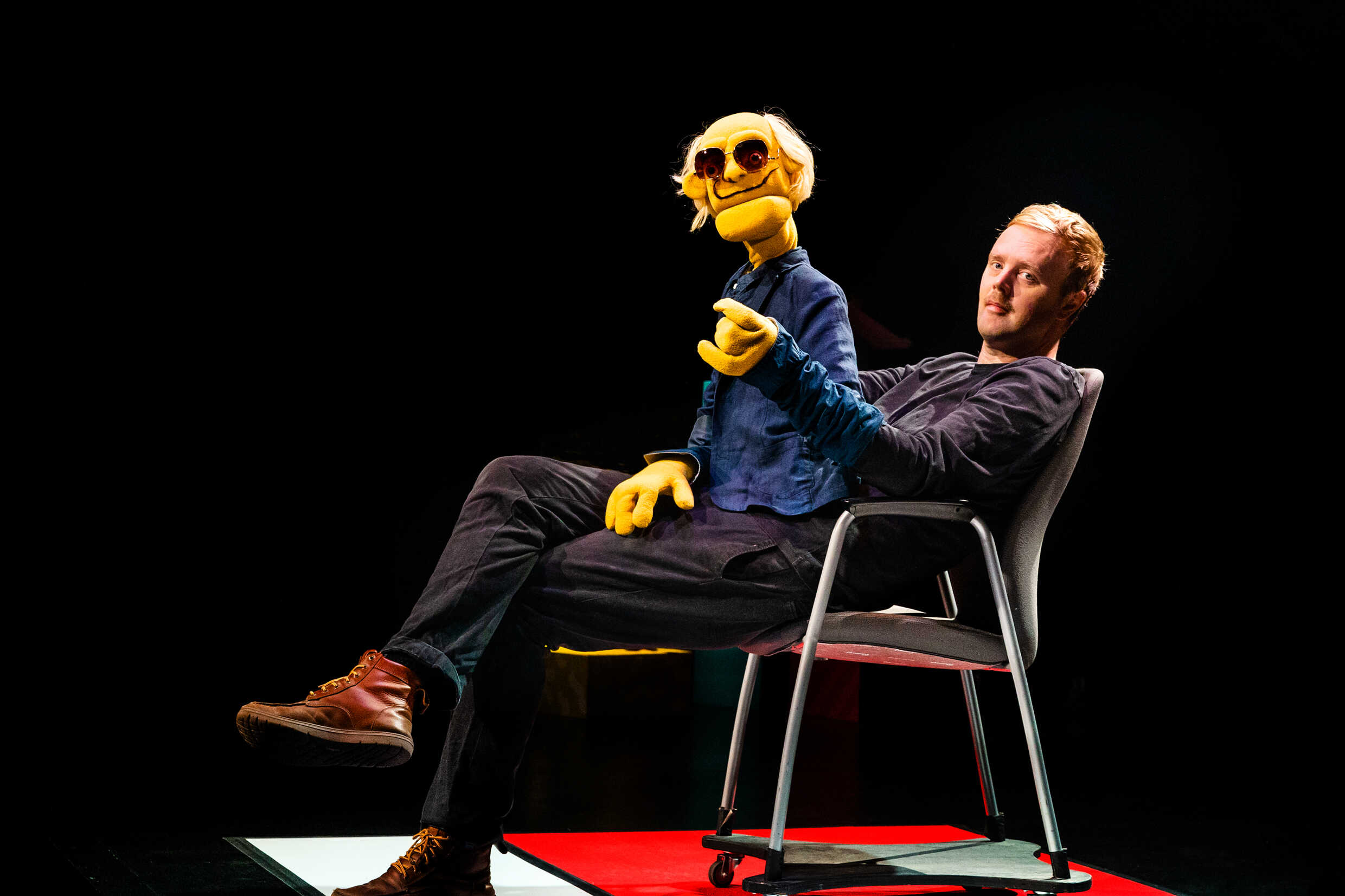 Tord och dockspelaren Björn Carlberg i Peptalk, premiär 15 september på Lilla scenen, Kulturhuset Stadsteatern.