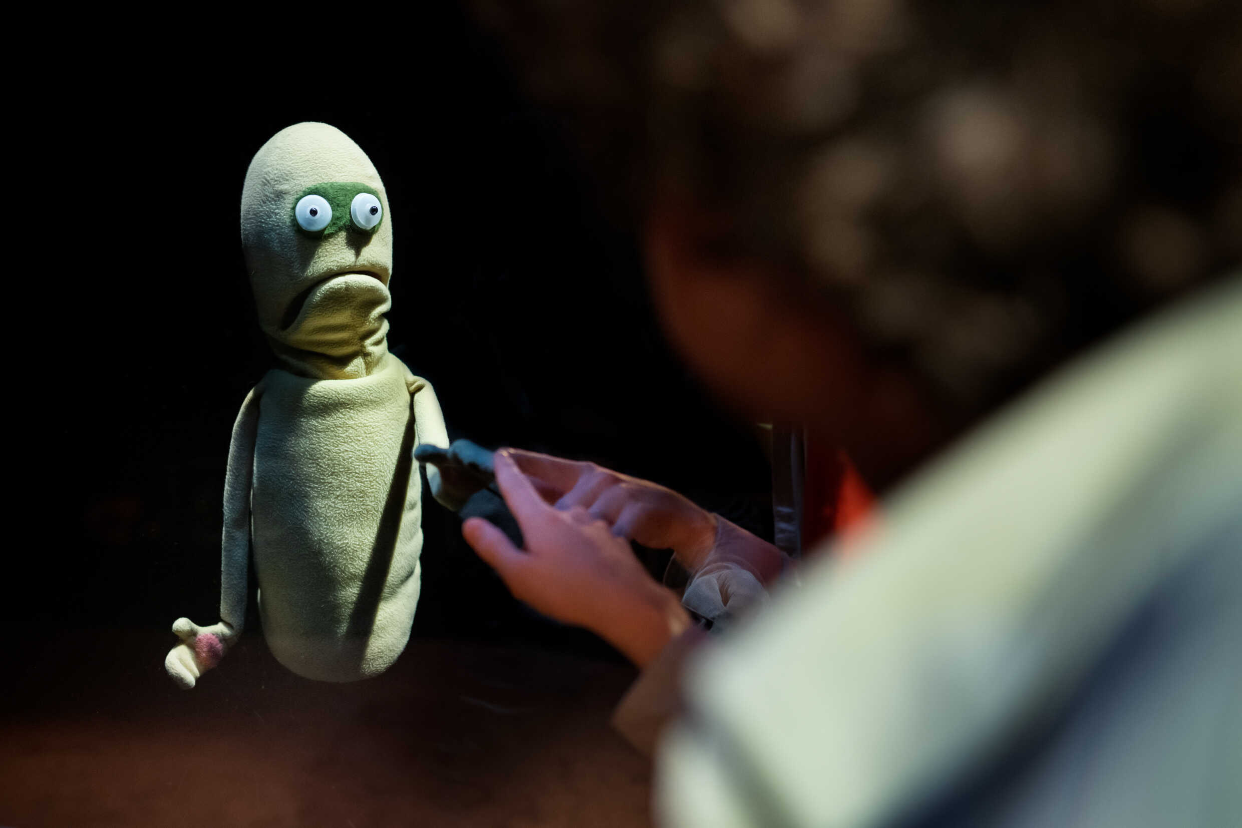 Familjeföreställningen Större än allt. Premiär 15 september på Marionetteatern, Kulturhuset Stadsteatern.