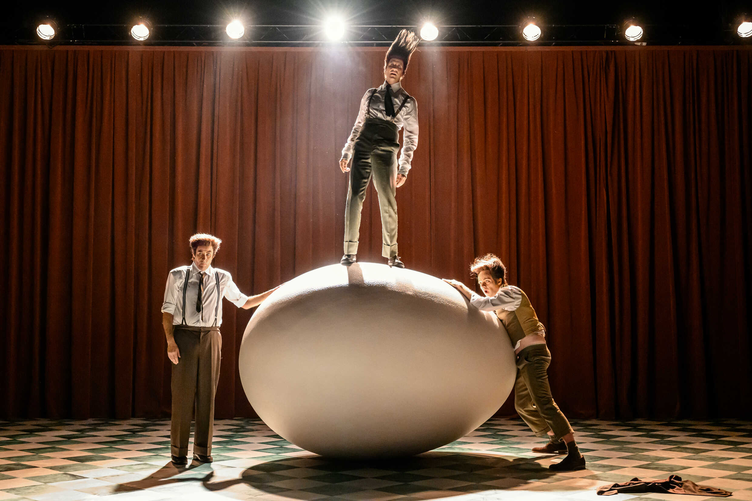 Sven Björklund, Mattias Fransson och Olof Wretling i Monstrets tid. Urpremiär 6 oktober på Klarascenen, Kulturhuset Stadsteatern.