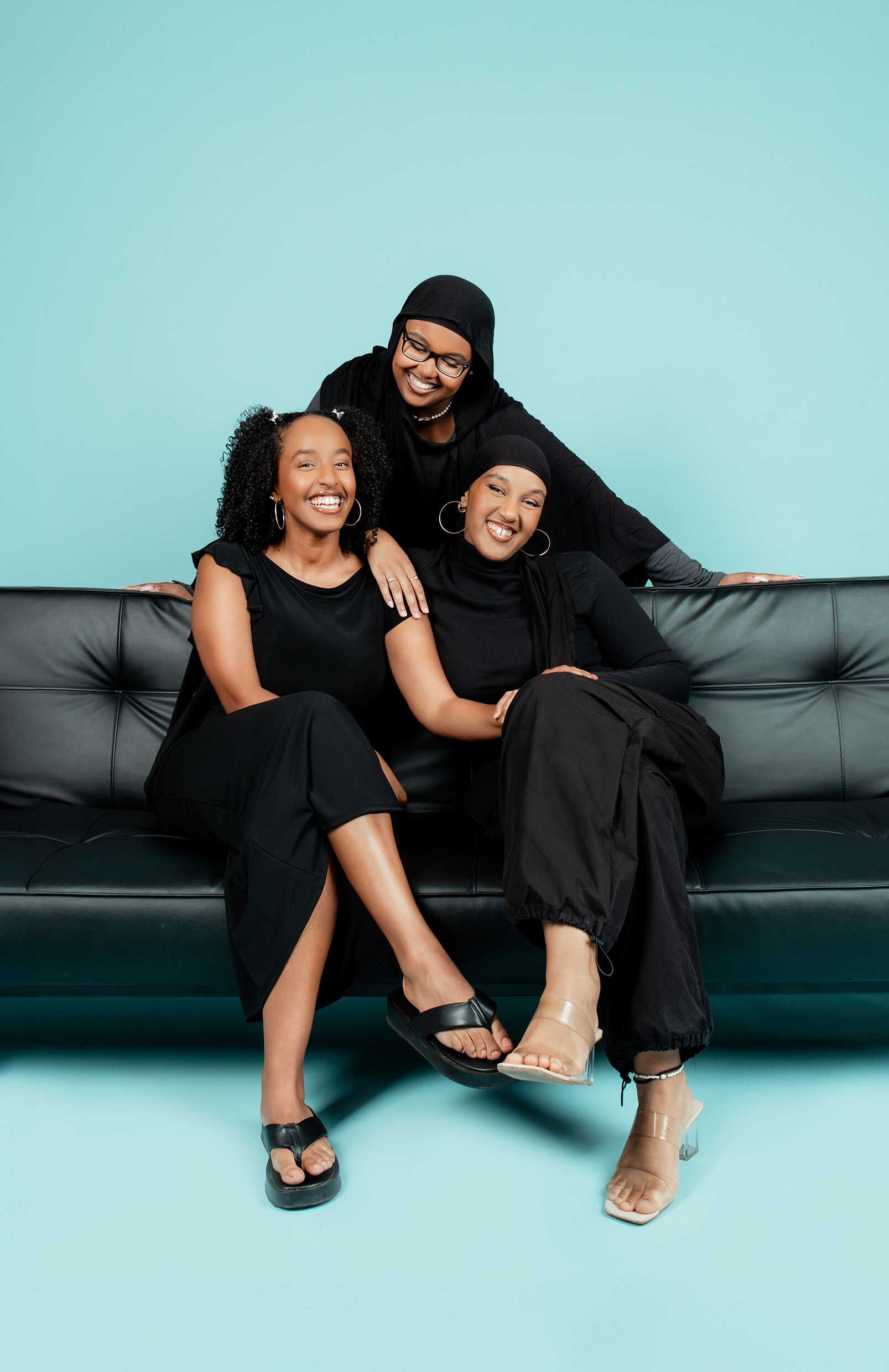 Nada Yussuf, Sara Mecconen och Fatuma Yussuf i GALDEM A TALKSHOW på Kulturhuset Stadsteatern Husby