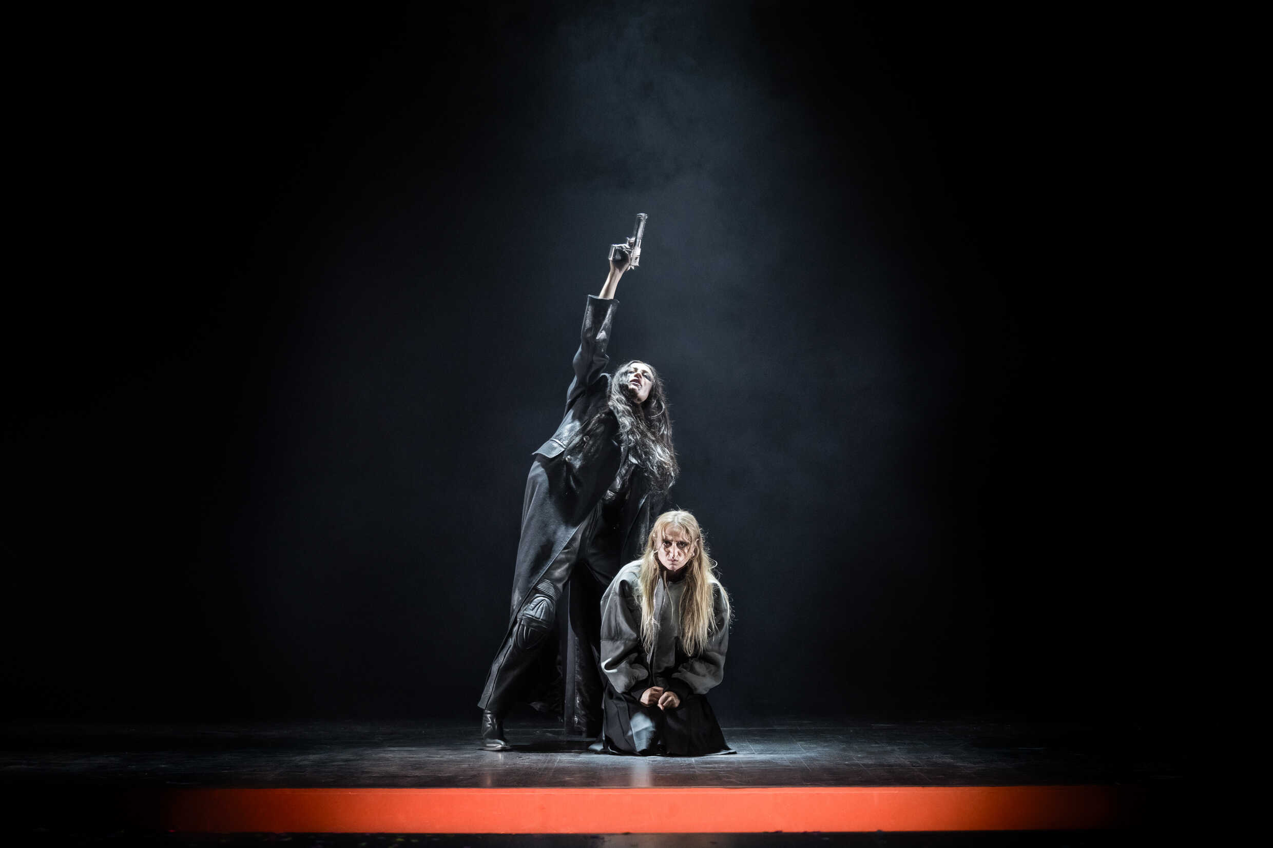 Manuela Gotskozik Bjelke och Silvana Imam i Hamlet. Premiär 20 oktober på Stora scenen, Kulturhuset Stadsteatern.