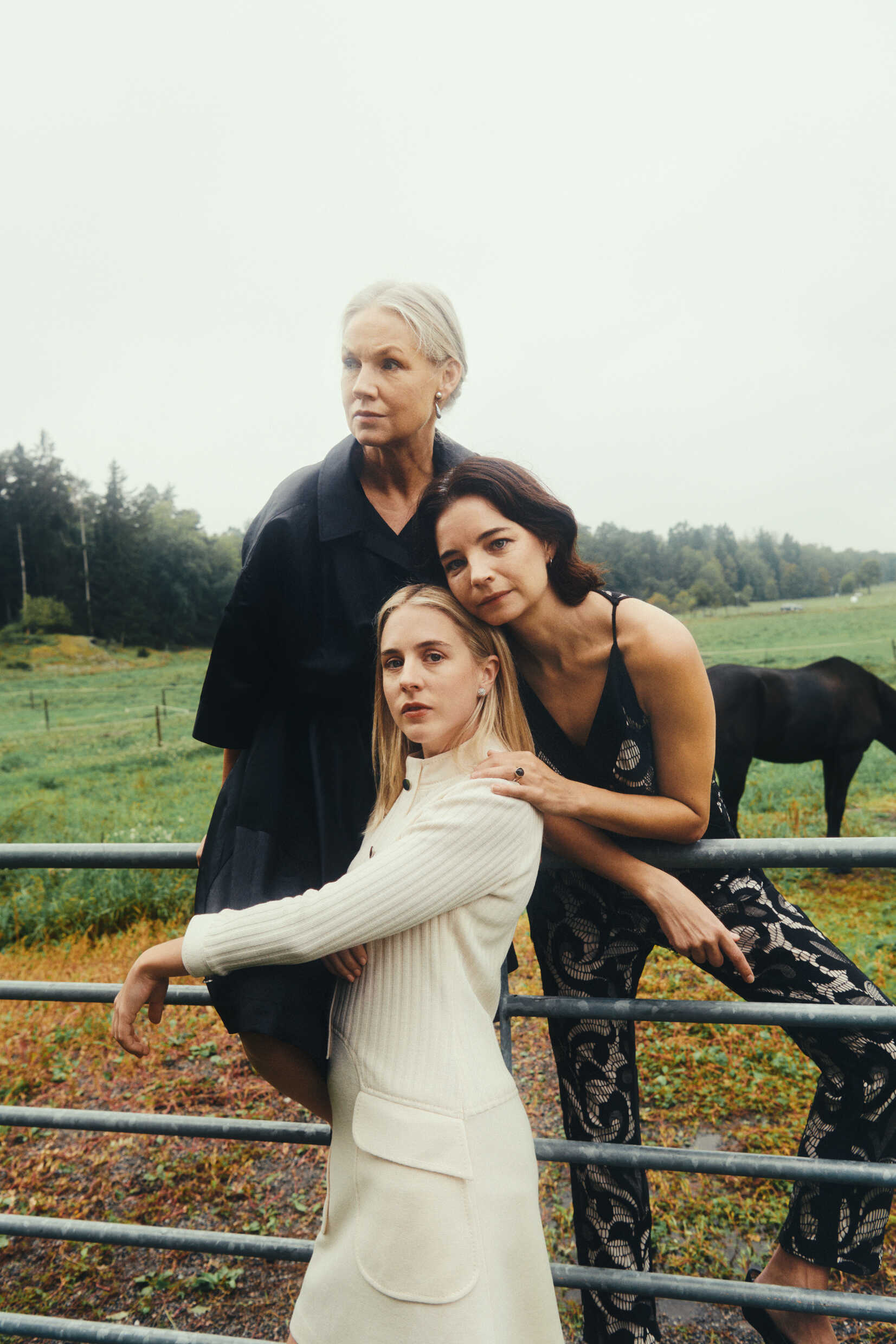 Tova Magnusson, Louise Peterhoff och Carla Sehn i Tre systrar. Premiär 23 februari 2024 på Stora scenen.