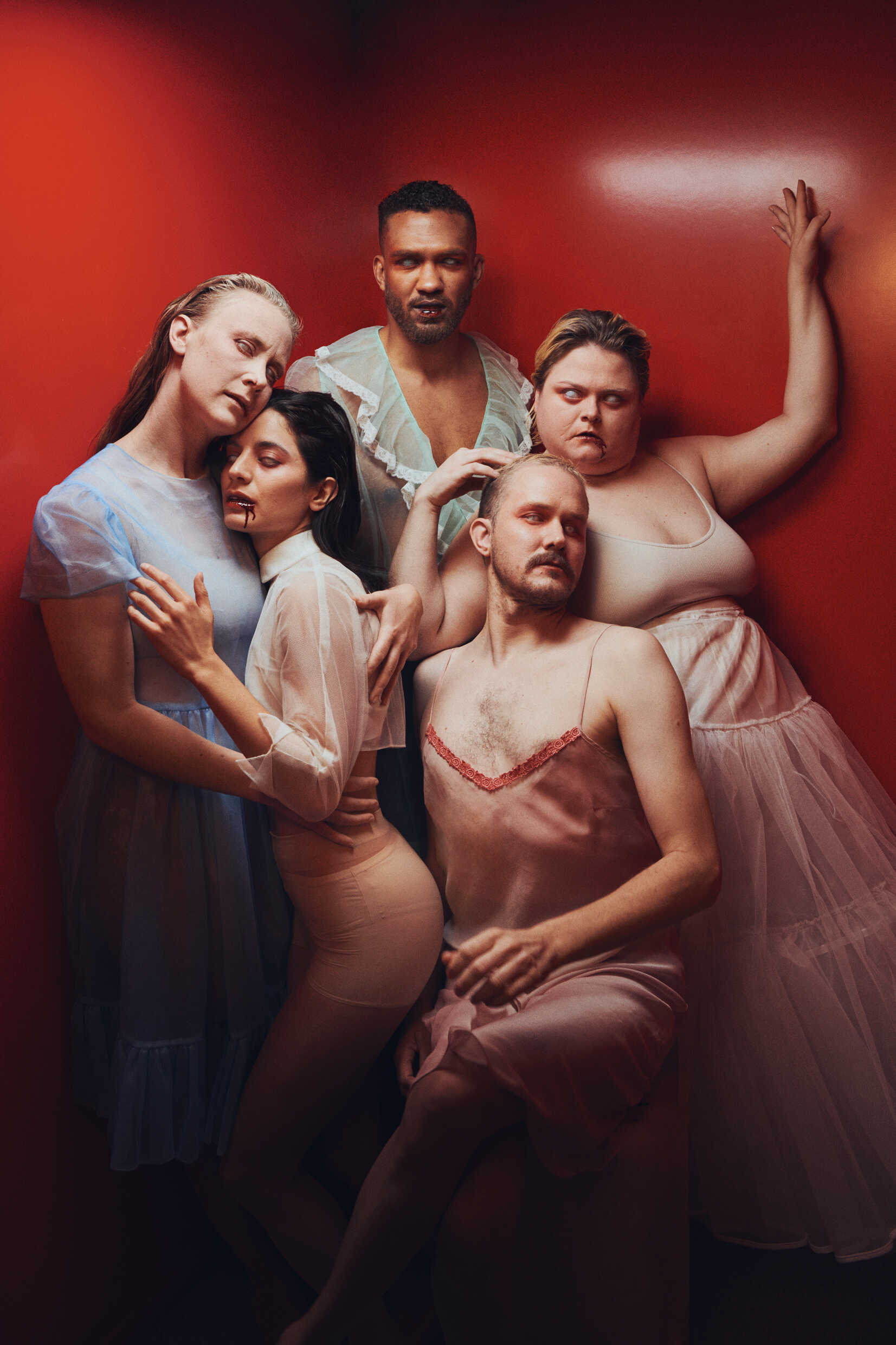 Jenny Möller Jensen, Sara Shirpey, John Njie (Teaterhögskolan Luleå), Daniel Nyström och Isabelle Kyed i Like Lovers Do (Medusas memoarer) Skandinavienpremiär på Lilla scenen 12 april 2024.