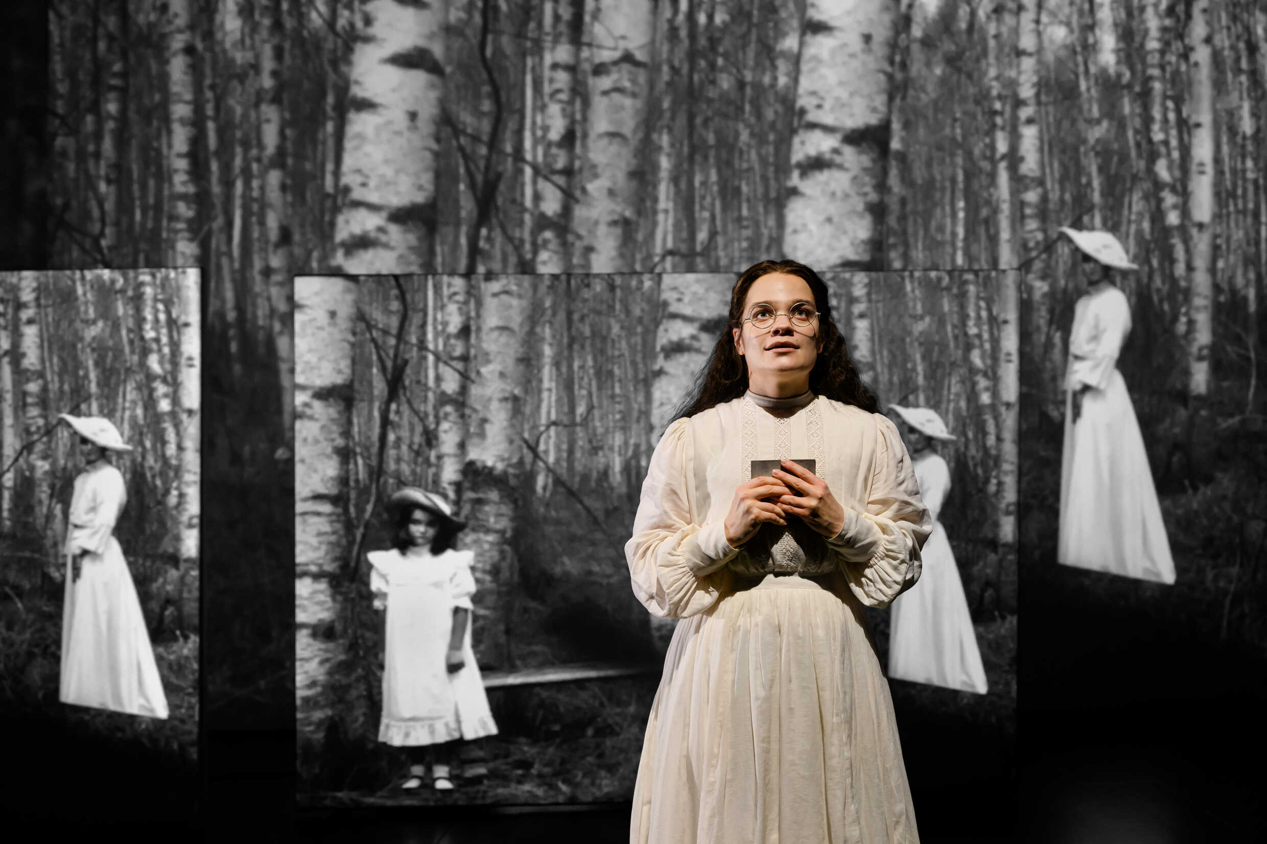 Malin Karlsson i Skuggan över stenbänken. Premiär 10 november på Klarascnenen, Kulturhuset Stadsteatern.