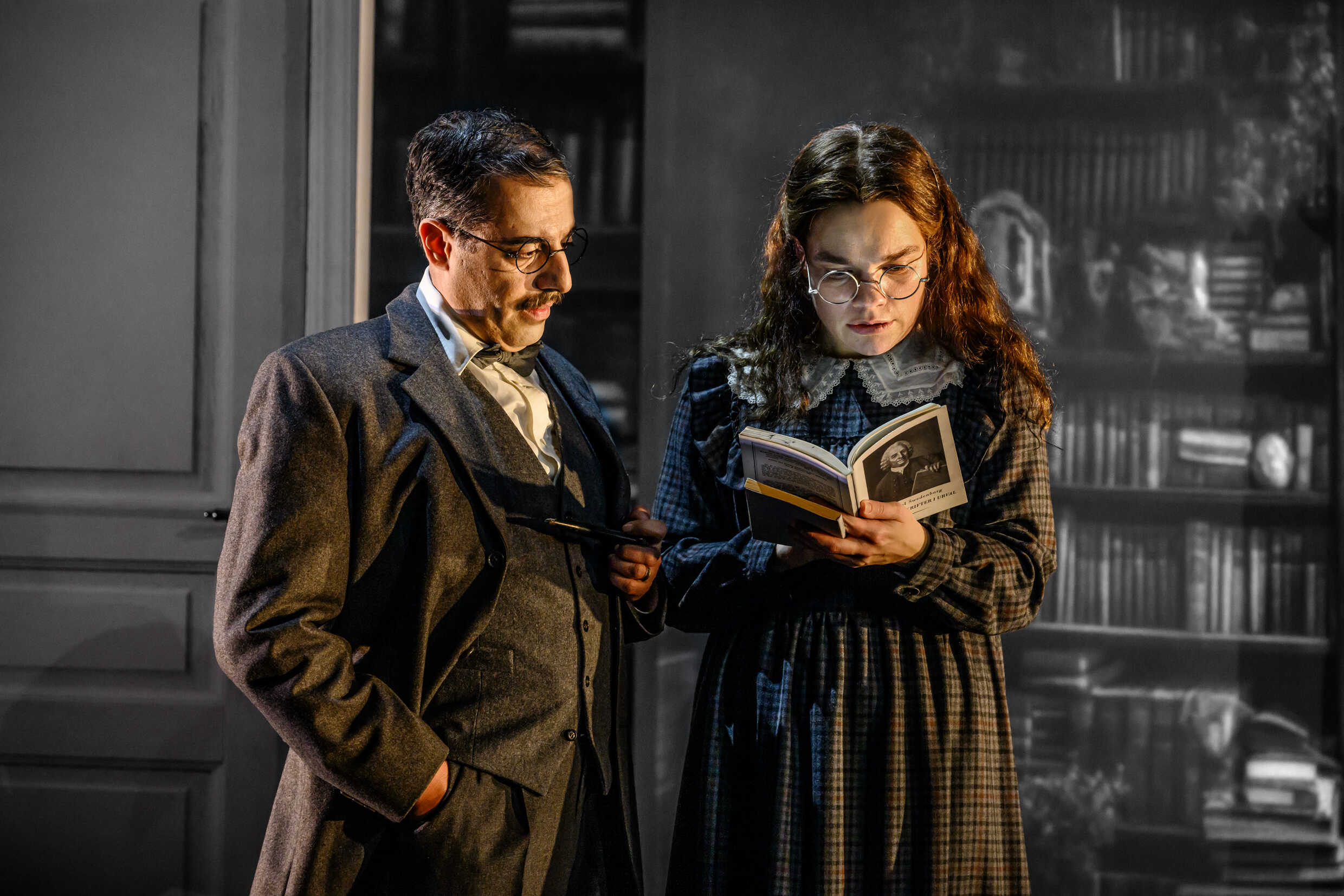 Bahador Foladi och Malin Karlsson i Skuggan över stenbänken. Premiär 10 november på Klarascnenen, Kulturhuset Stadsteatern.