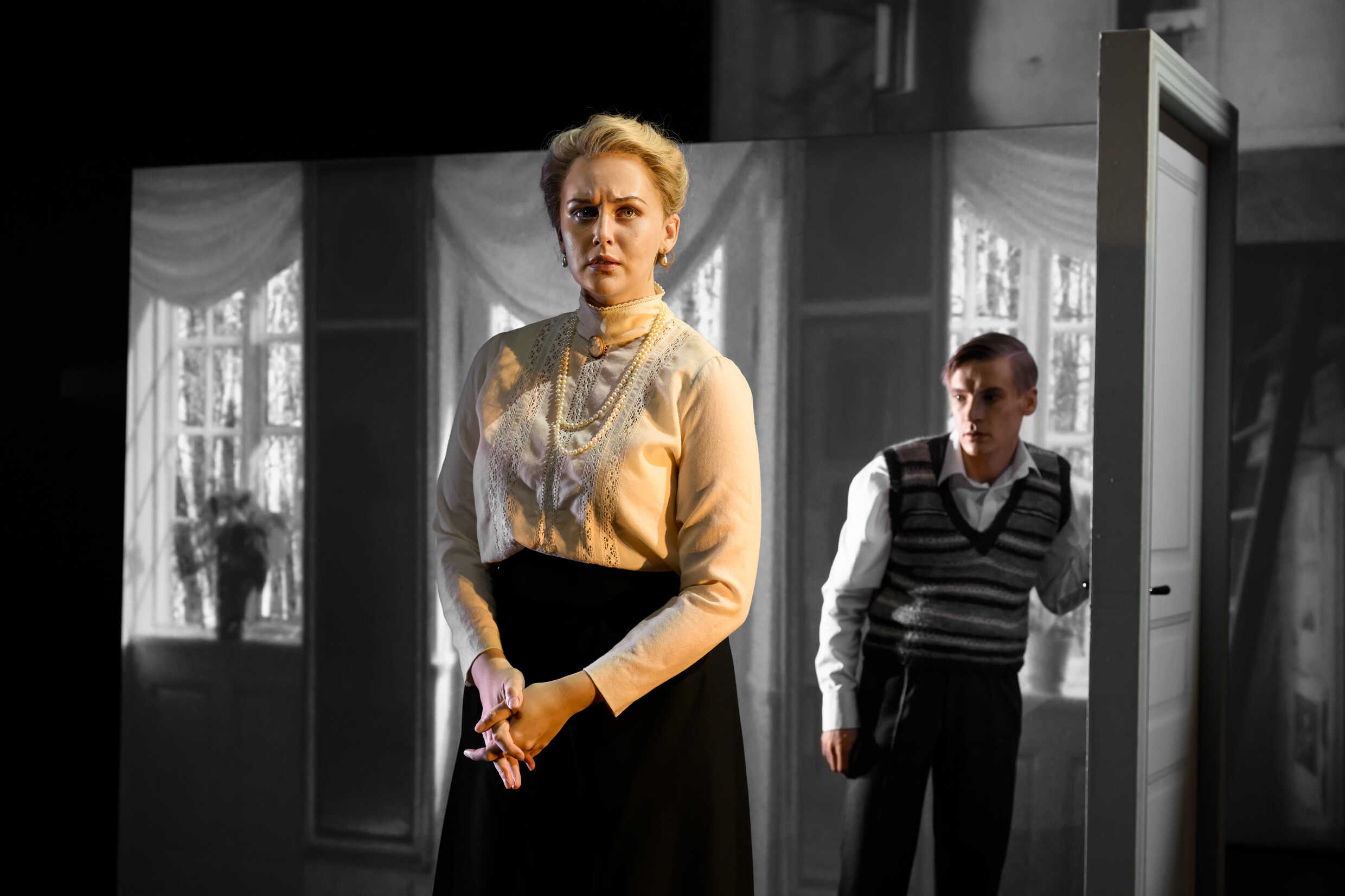 Linn Mildehav och Johan Marenius Nordahl i Skuggan över stenbänken. Premiär 10 november på Klarascnenen, Kulturhuset Stadsteatern.