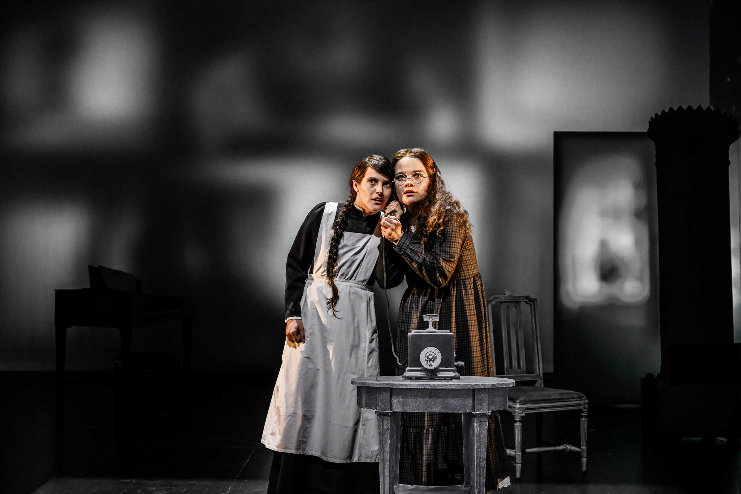 Malin Vispe och Malin Karlsson i Skuggan över stenbänken. Premiär 10 november på Klarascnenen, Kulturhuset Stadsteatern.