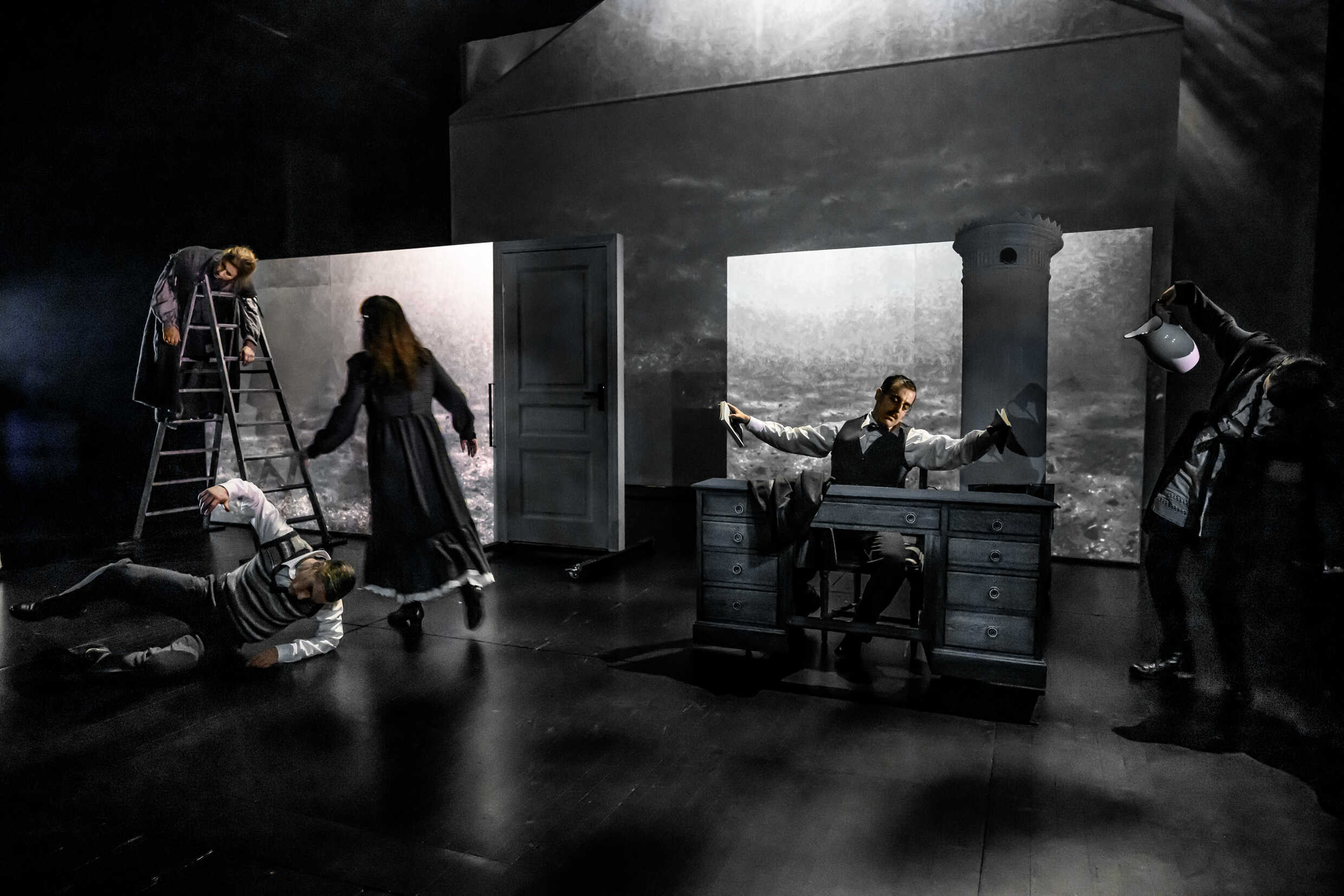 Pierre Tafvelin, Johan Marenius Nordahl och Bahador Foladi i Skuggan över stenbänken. Premiär 10 november på Klarascnenen, Kulturhuset Stadsteatern.