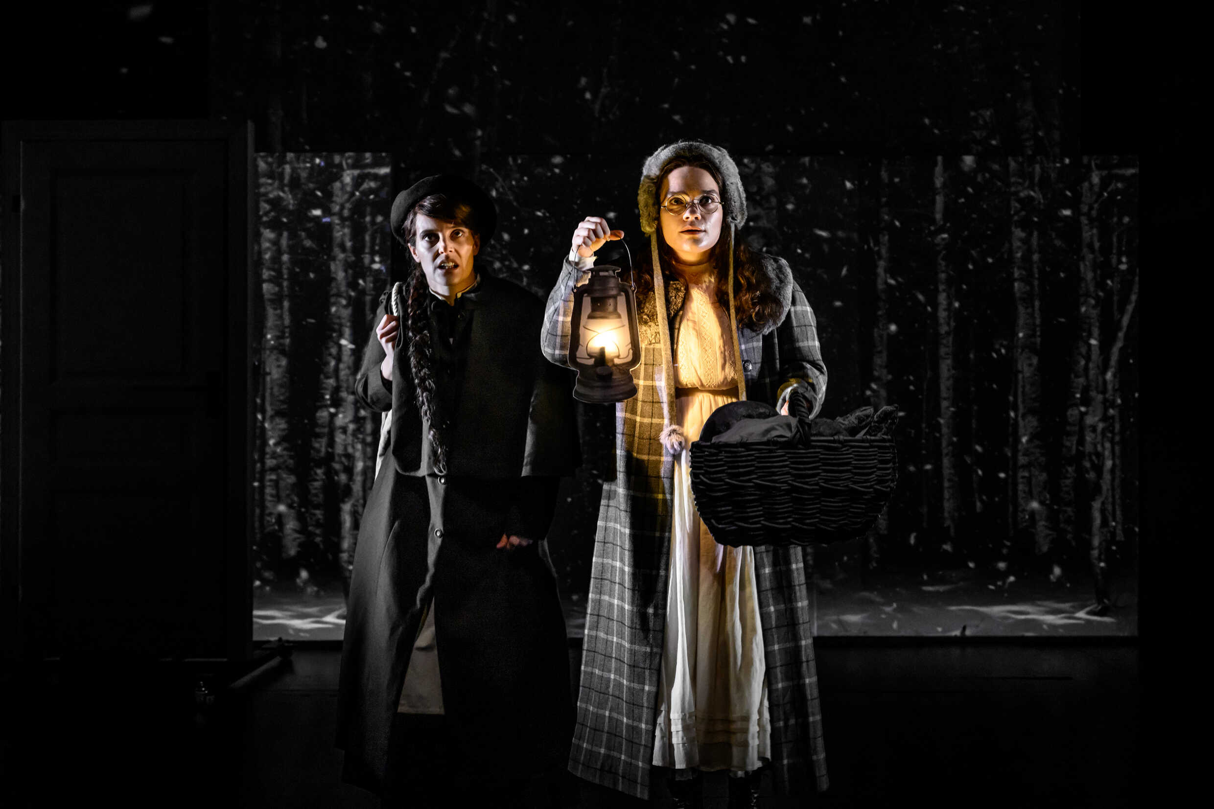 1115 Malin Vispe och Malin Karlsson i Skuggan över stenbänken. Premiär 10 november på Klarascnenen, Kulturhuset Stadsteatern.