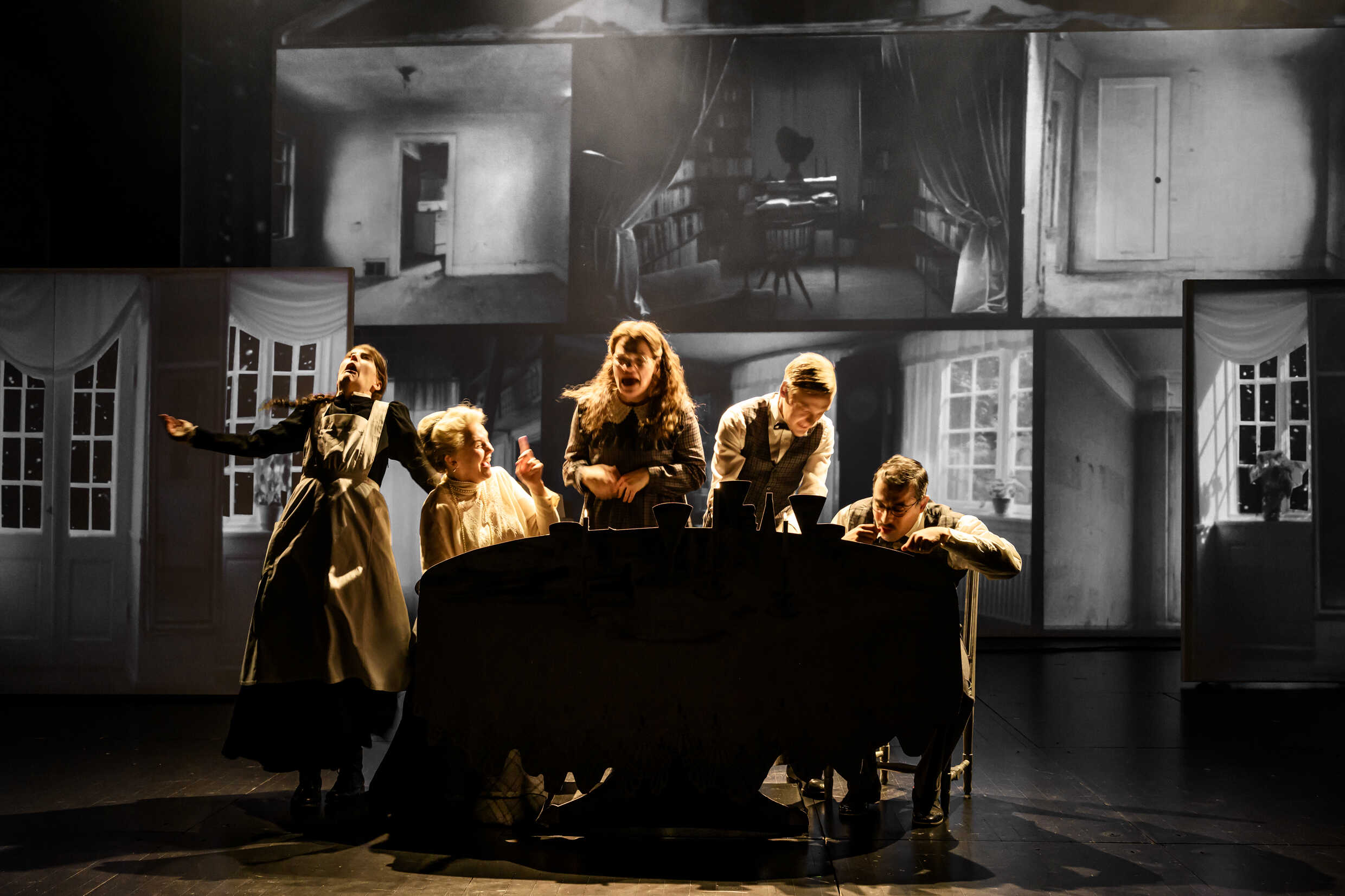 Fr v Malin Vispe Linn Mildehav, Malin Karlsson, Johan Marenius Nordahl och Bahador Foladi i Skuggan över stenbänken. Premiär 10 november på Klarascnenen, Kulturhuset Stadsteatern.