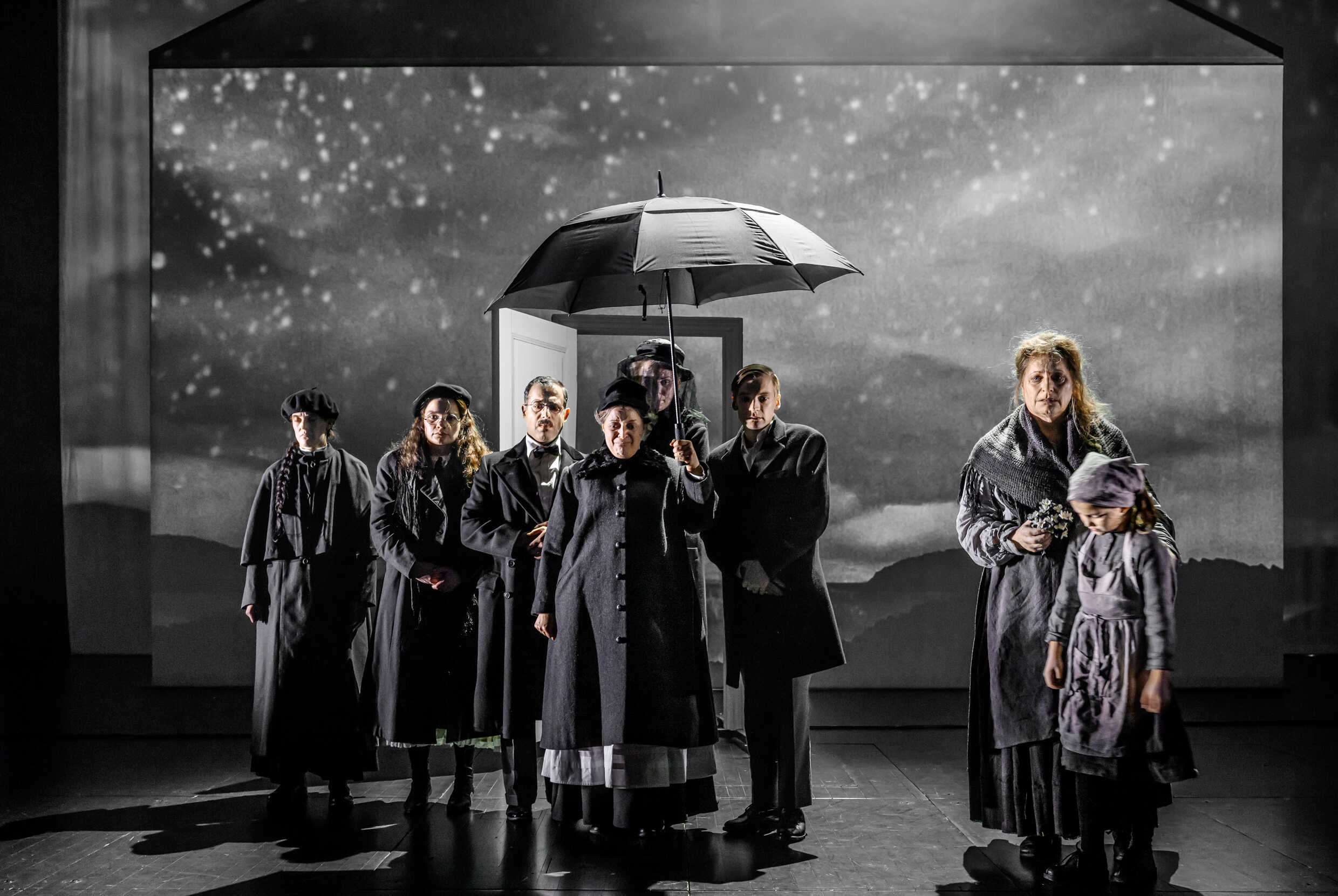 Fr v Malin Karlsson, Malin Vispe, Bahador Foladi, Elisabeth Wernesjö, Linn Mildehav, Johan Marenius Nordahl, Pierre Tafvelin och Hedvig Sahlin i Skuggan över stenbänken. Premiär 10 november på Klarascnenen, Kulturhuset Stadsteatern.