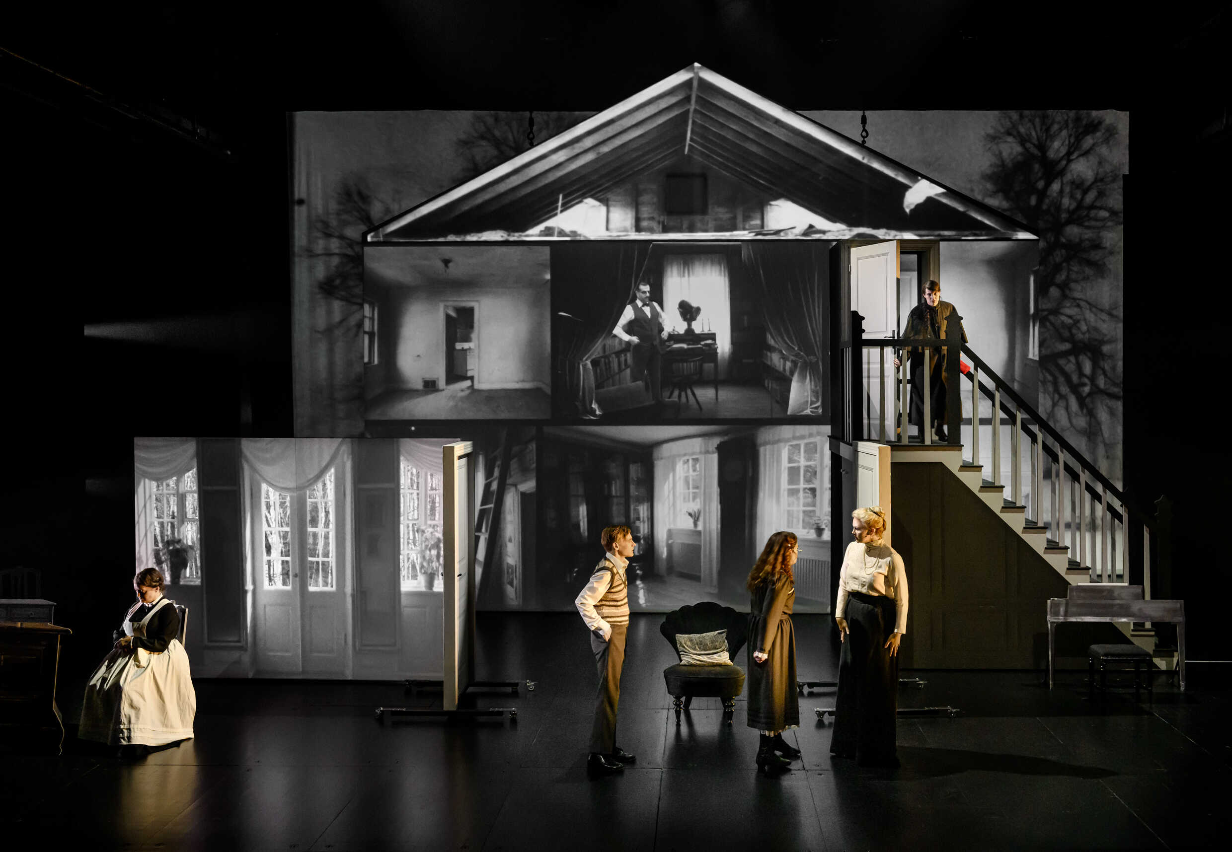 Fr v Elisabeth Wernesjö, Johan Marenius Nordahl, Malin Karlsson, Linn Mildehav, Malin Vispe i Skuggan över stenbänken. Premiär 10 november på Klarascnenen, Kulturhuset Stadsteatern.