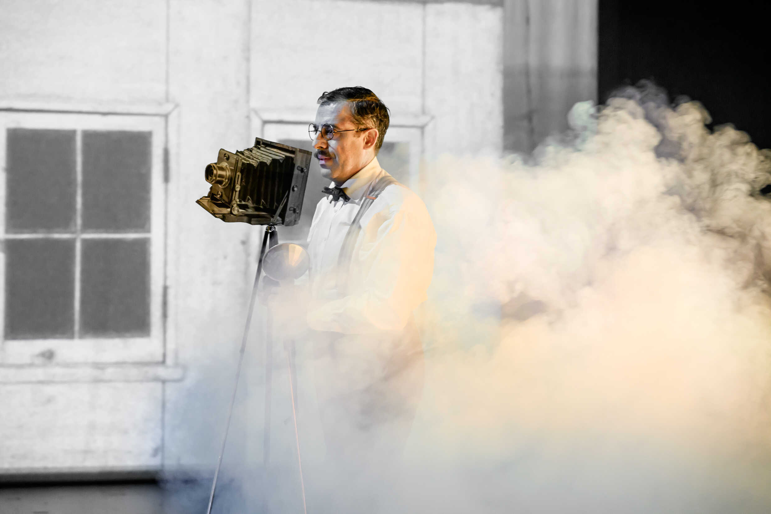 Bahador Foladi i Skuggan över stenbänken. Premiär 10 november på Klarascnenen, Kulturhuset Stadsteatern.