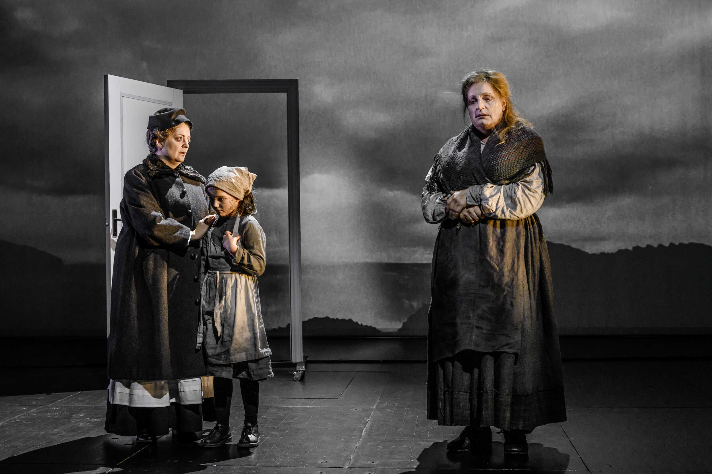 Elisabeth Wernesjö, Hedvig Sahlin, Pierre Tafvelin i Skuggan över stenbänken. Premiär 10 november på Klarascnenen, Kulturhuset Stadsteatern.