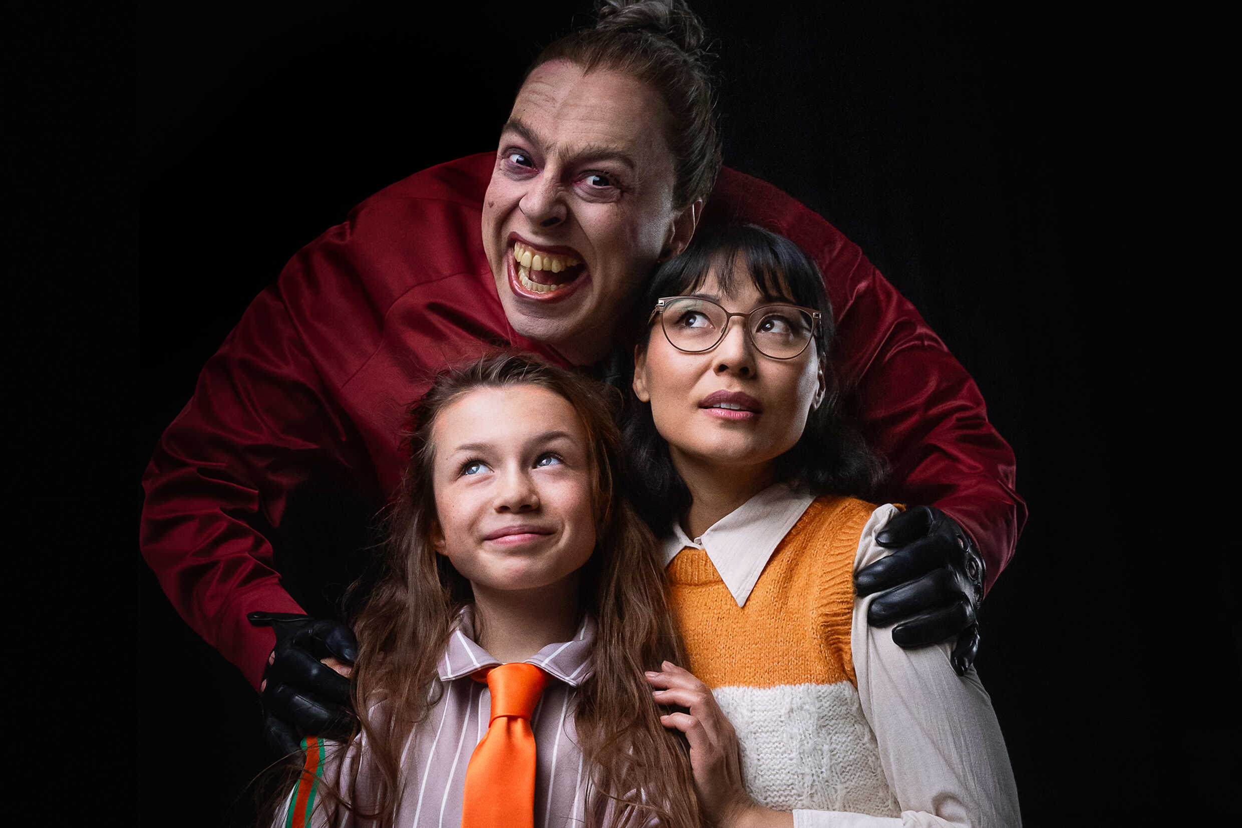 Robert Fux, Yaseniya Apalonina och Lisette T Pagler i Matilda The Musical. Premiär 1 december 2023 på Stora scenen, Kulturhuset Stadsteatern.