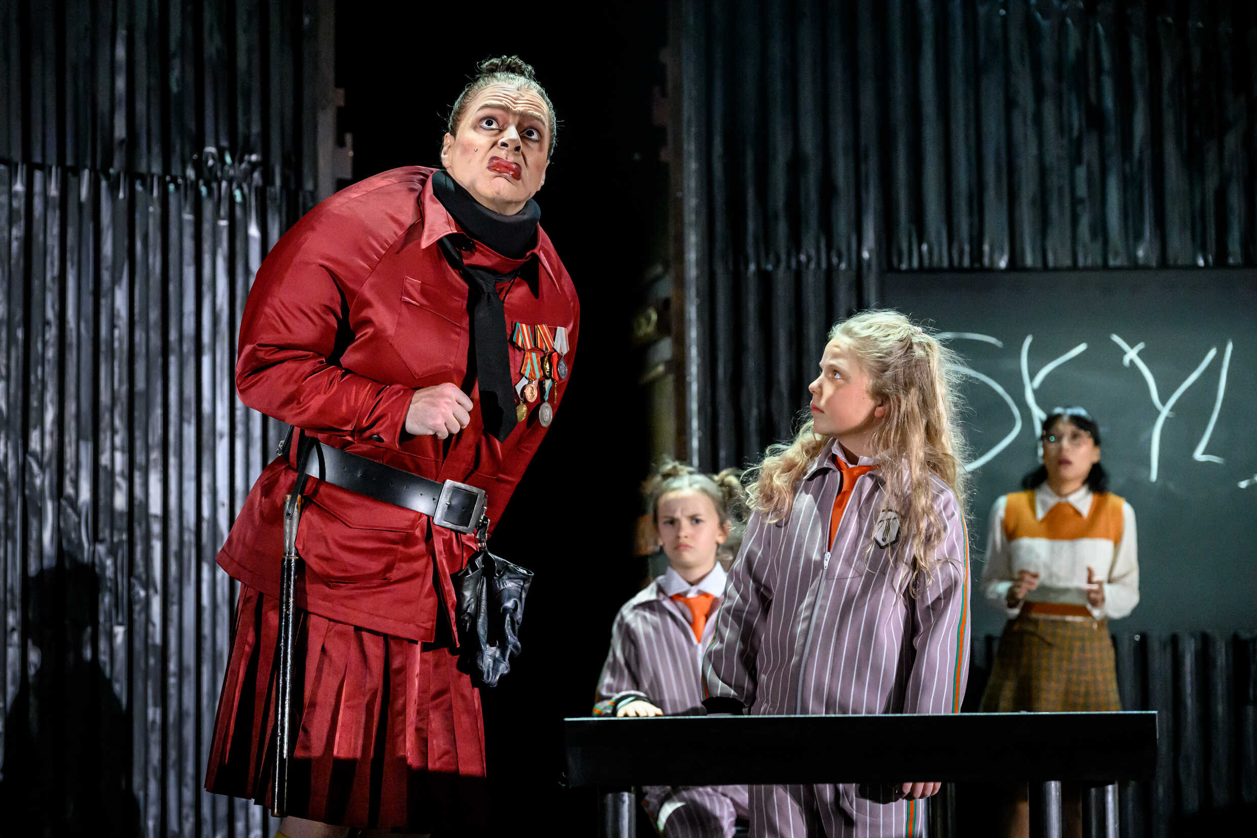Robert Fux som rektor Agatha Trunchbull, Heidi Blanck som Lavendel, Maja Söderström som Matilda och Lisette T Pagler som fröken Honey.  Matilda The Musical har premiär 1 december på Stora scenen, Kulturhuset Stadsteatern.