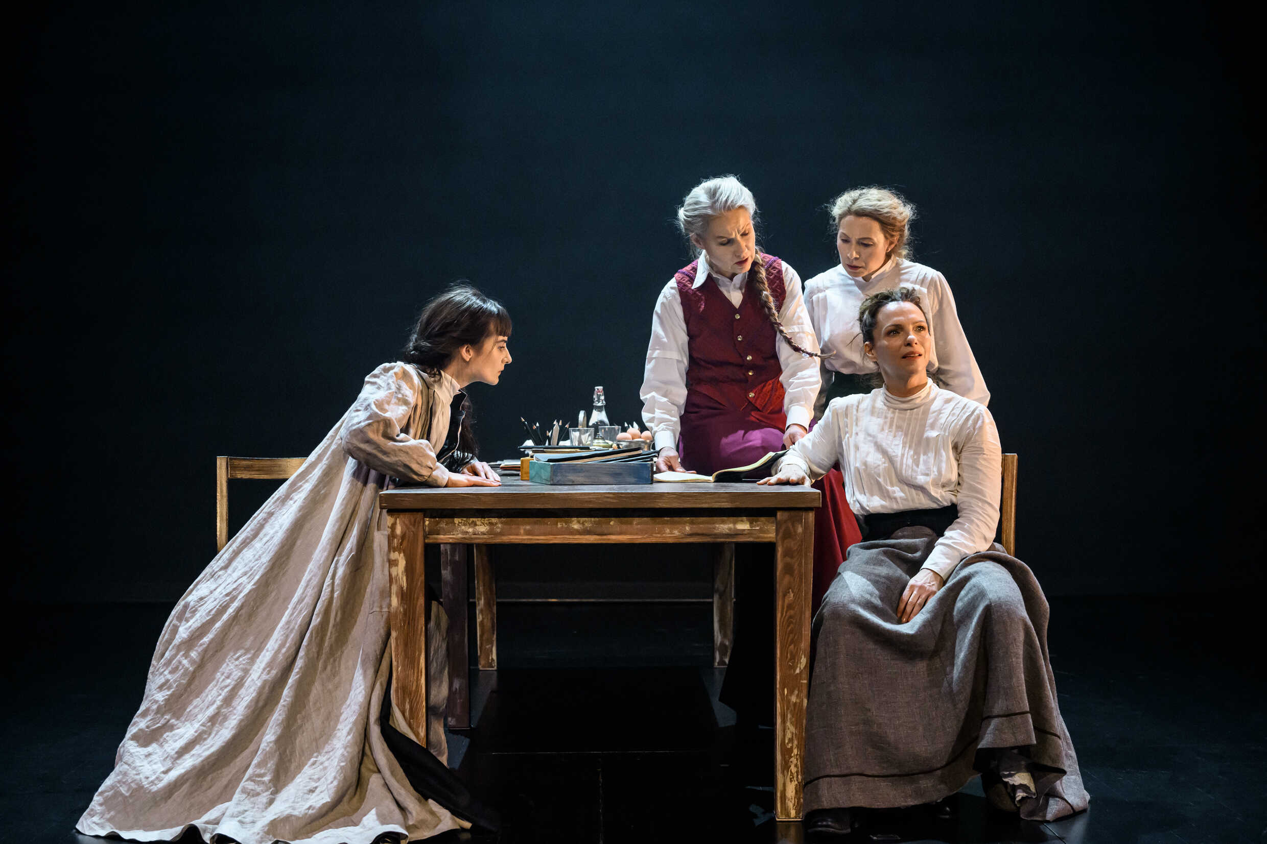 Beata Hedman, Tova Magnusson, Frida Hallgren och Sofia Papadimitriou Ledarp i Kretsen - om Hilma af Klint. Urpremiär 9 december på Klarascenen, Kulturhuset Stadsteatern.