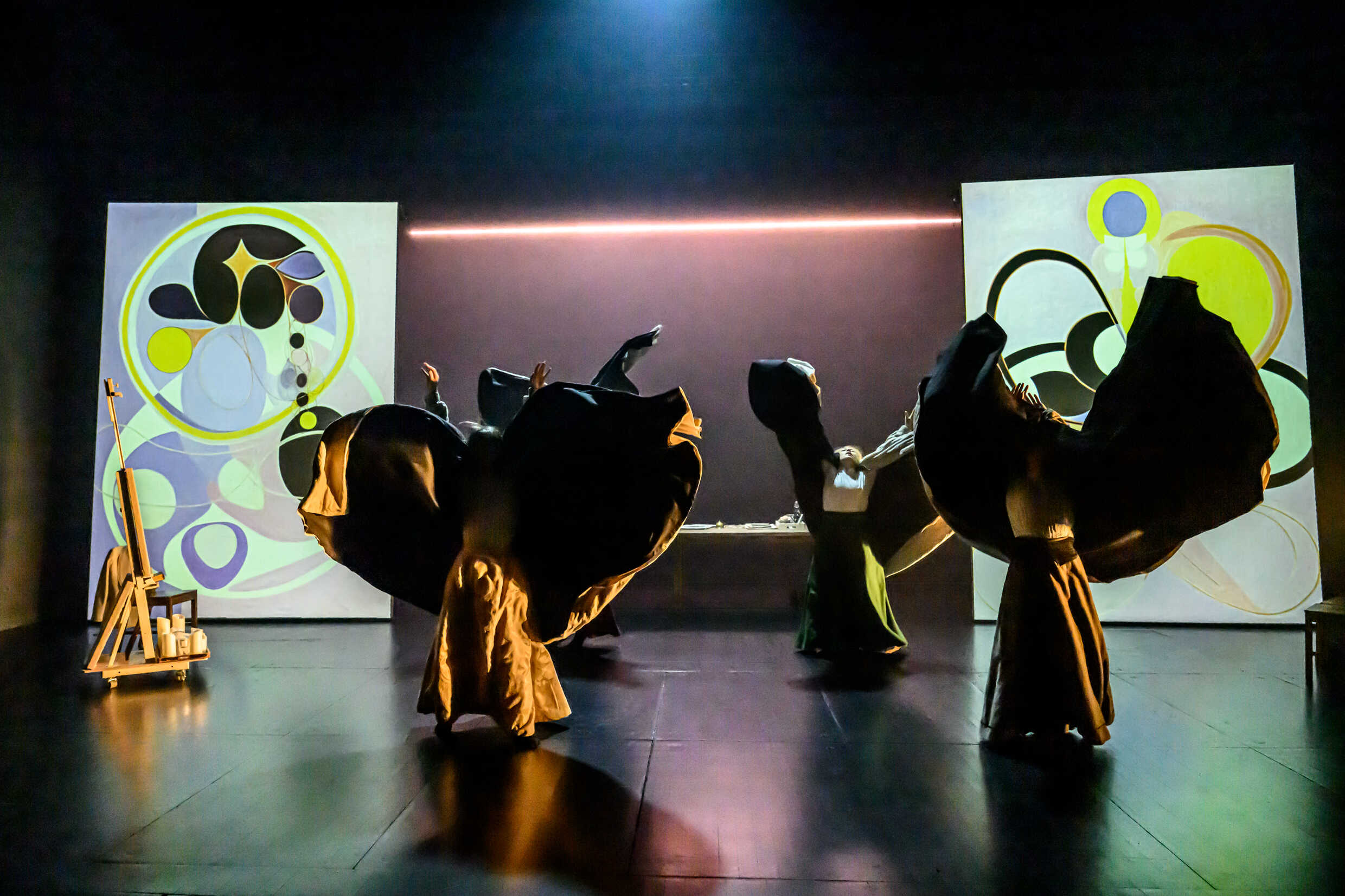 Beata Hedman, Tova Magnusson, Frida Hallgren och Sofia Papadimitriou Ledarp i Kretsen - om Hilma af Klint. Urpremiär 9 december på Klarascenen, Kulturhuset Stadsteatern.