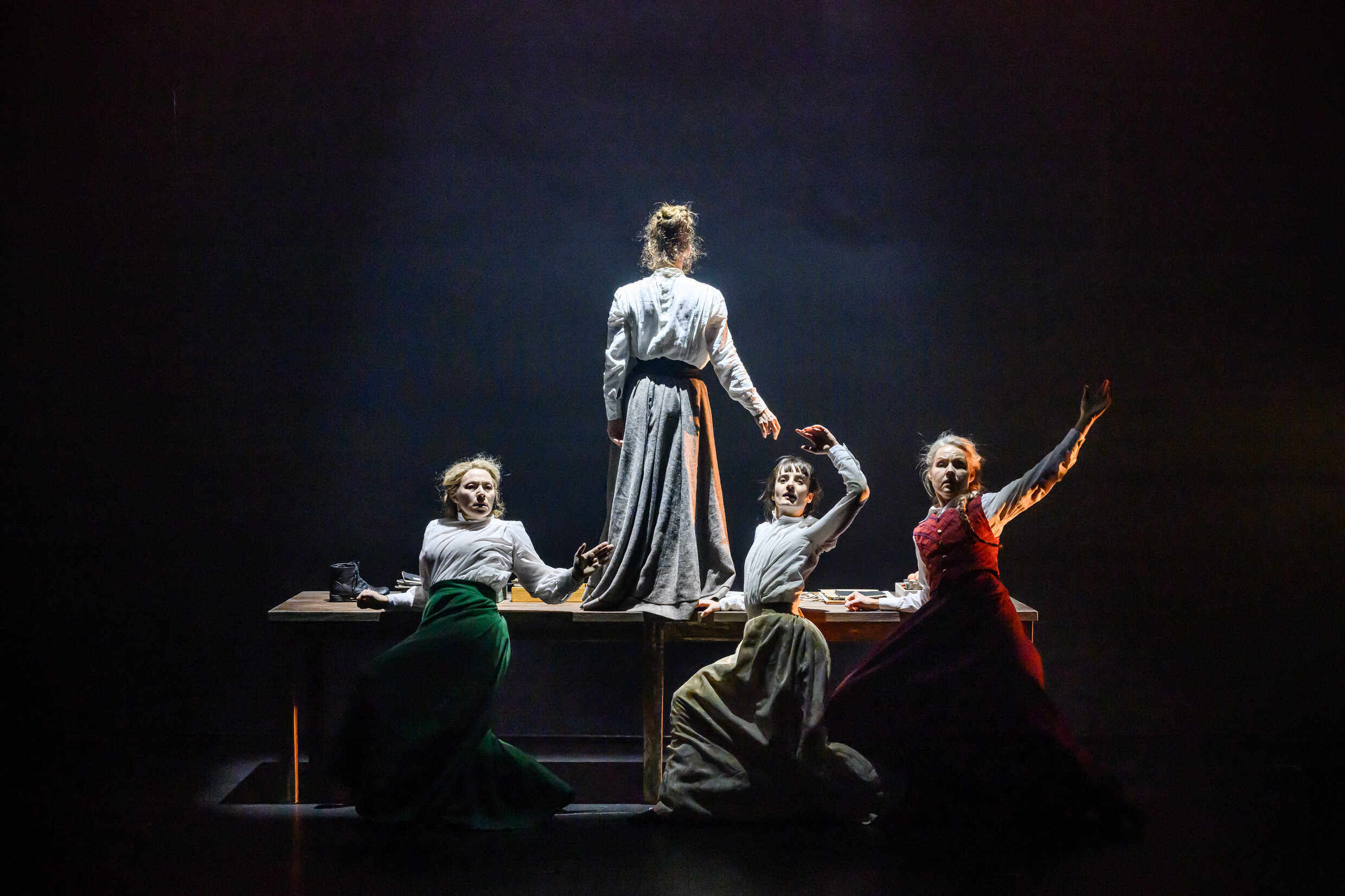 Frida Hallgren, Sofia Papadimitriou Ledarp, Beata Hedman och Tova Magnusson i Kretsen - om Hilma af Klint. Urpremiär 9 december på Klarascenen, Kulturhuset Stadsteatern.