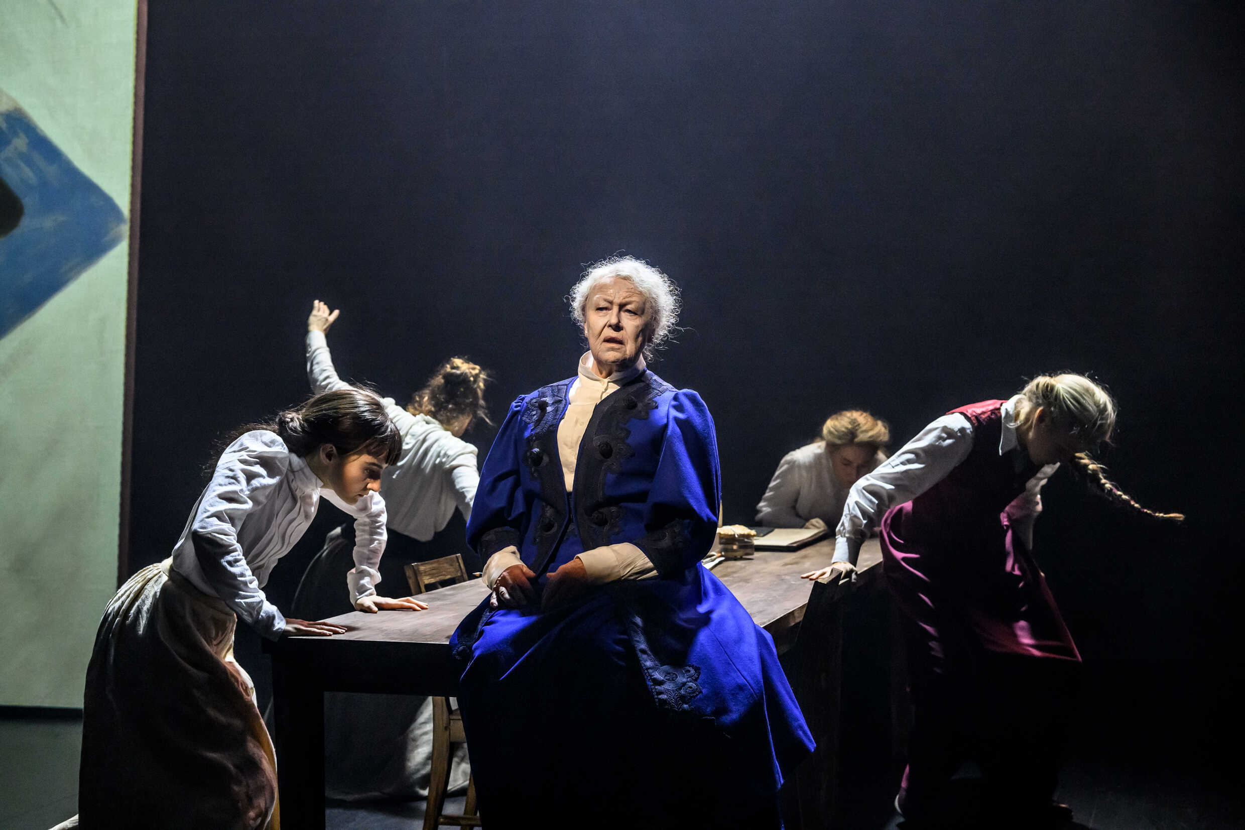 Ensemblen i Kretsen - om Hilma af Klint. Urpremiär 9 december på Klarascenen, Kulturhuset Stadsteatern.