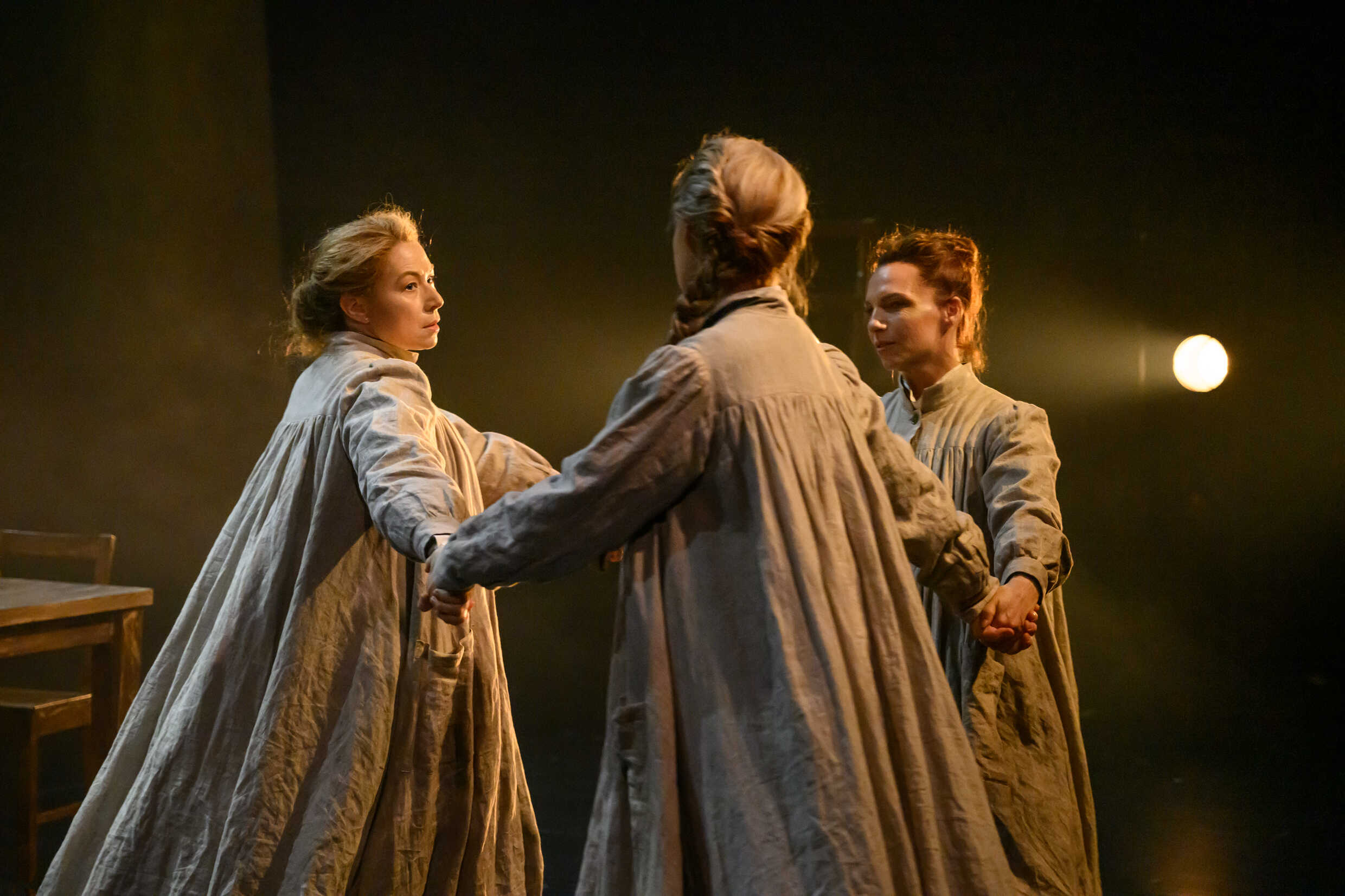 Frida Hallgren, Tova Magnusson och Sofia Papadimitriou Ledarp i Kretsen - om Hilma af Klint. Urpremiär 9 december på Klarascenen, Kulturhuset Stadsteatern.