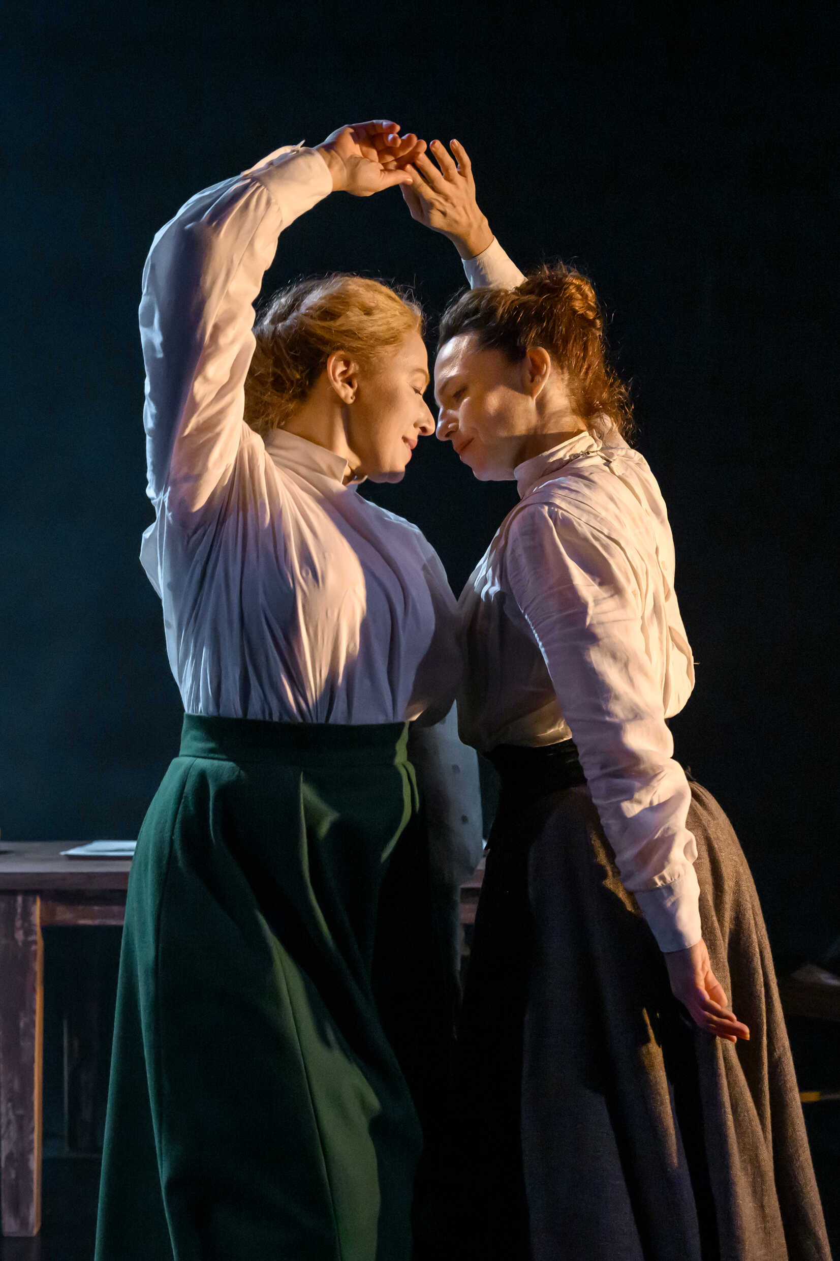 Frida Hallgren och Sofia Papadimitriou Ledarp i Kretsen - om Hilma af Klint. Urpremiär 9 december på Klarascenen, Kulturhuset Stadsteatern.